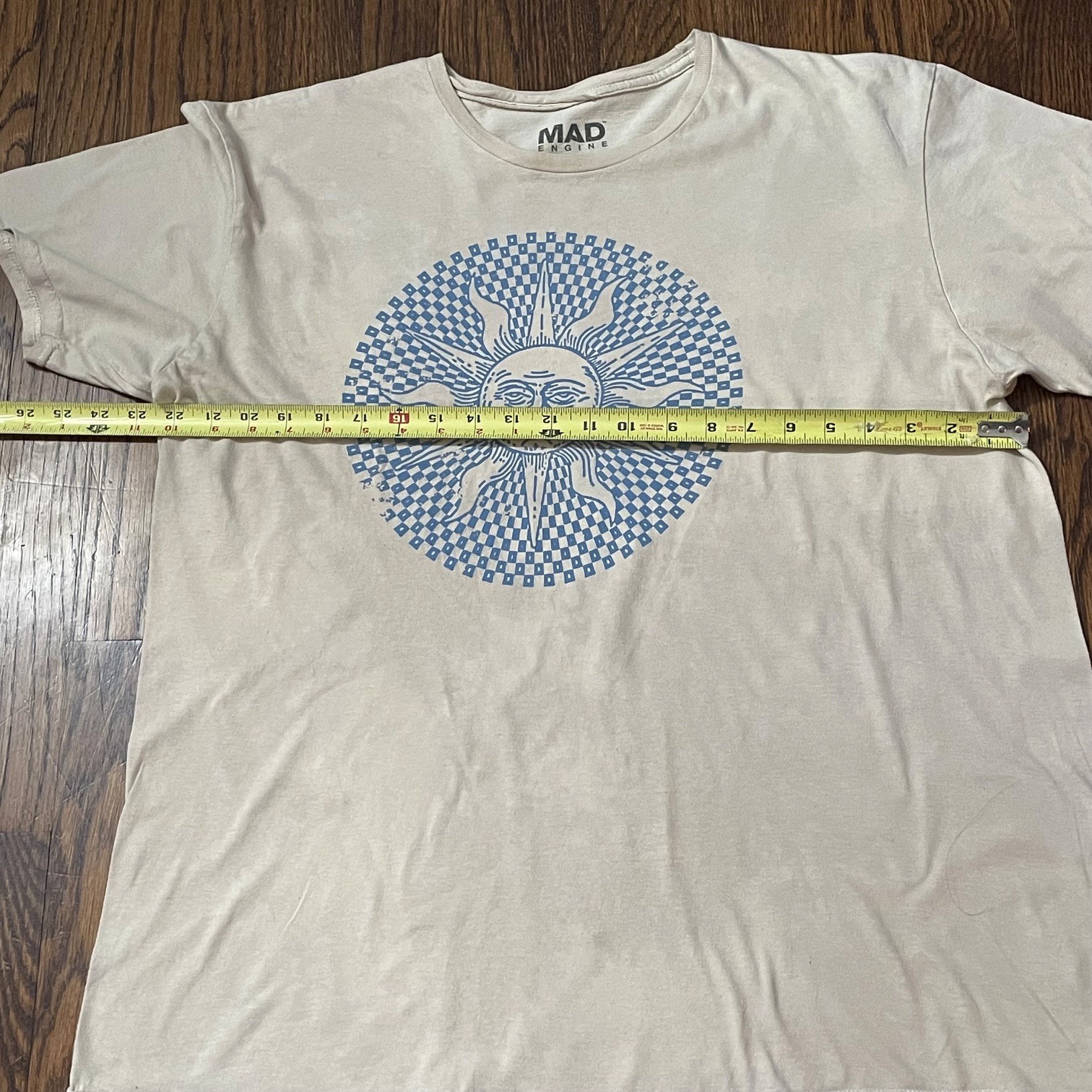 Celestial sun graphic T-shirt mad engine adult Size Large Neutral/blue Checkered
