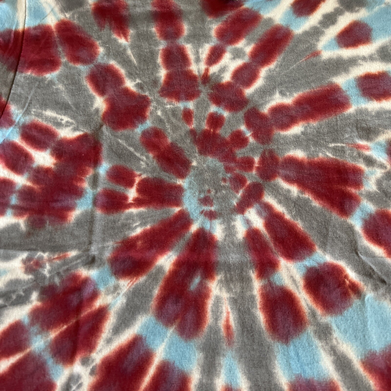 NEW Gildan Mens Red Gray Blue Spiral Tie Dye Short Sleeve Shirt MEDIUM