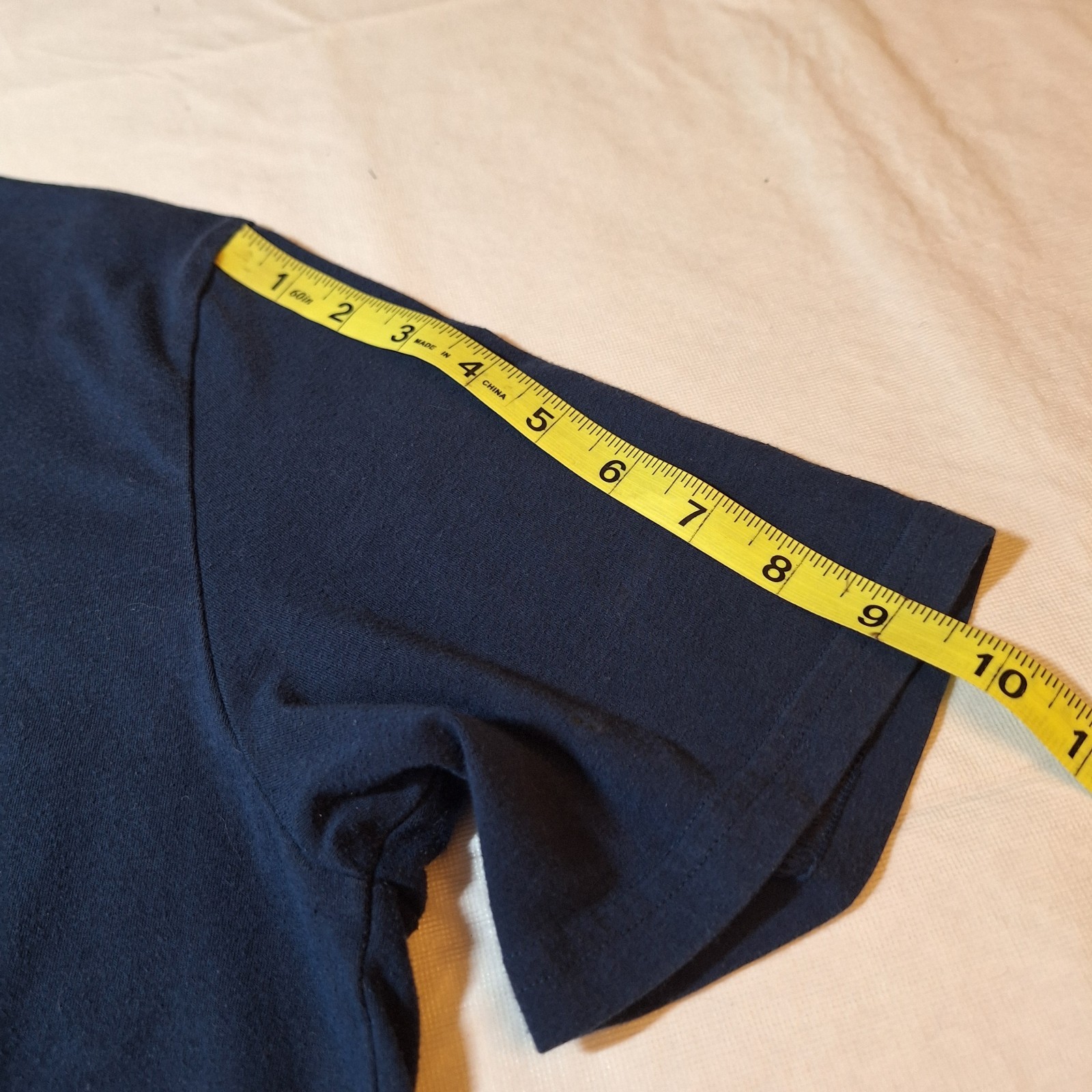 Under Armour Heatgear Athletic Navy Blue Red Logo Graphic Crewneck Tshirt Size M