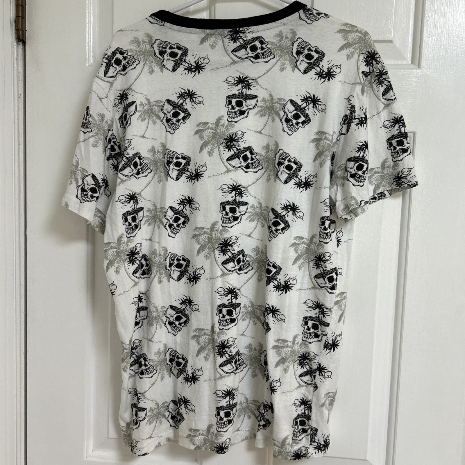 WXYZ Men’s Medium White Skull Palm Tree All Over Print AOP T-Shirt