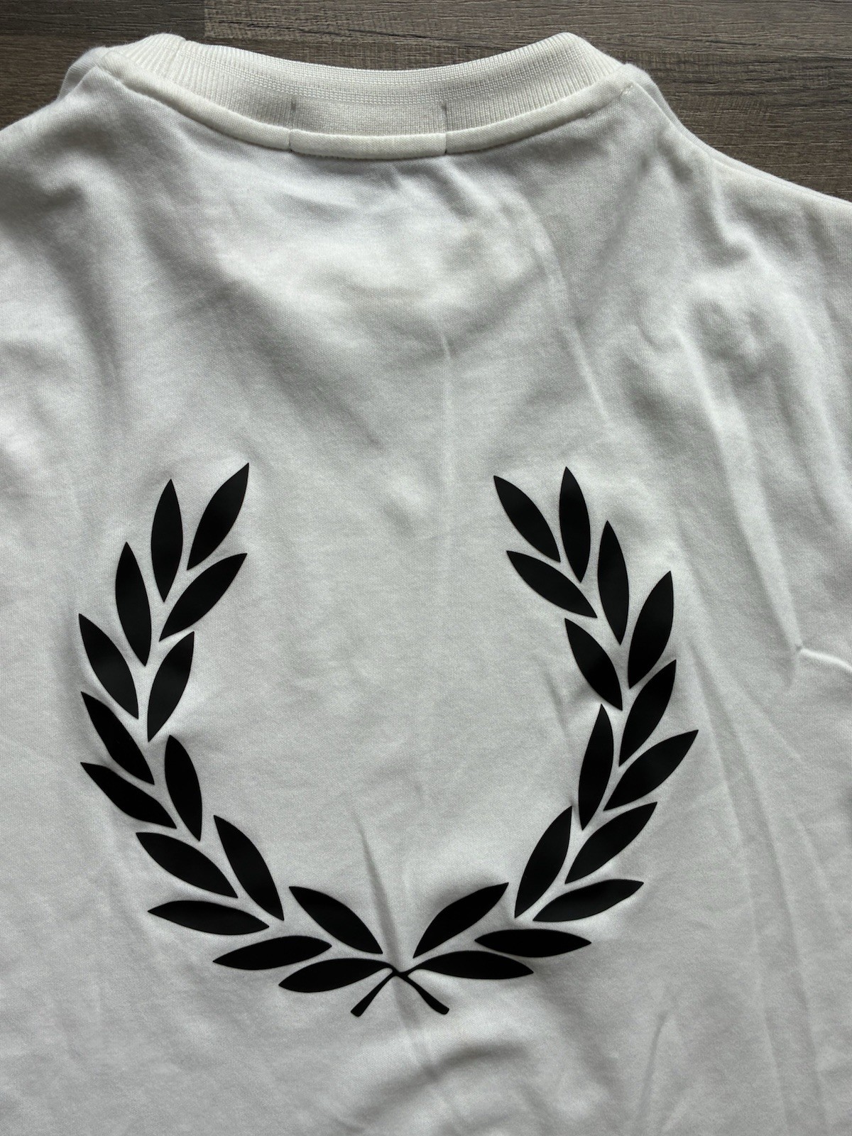Fred Perry Laurel Graffic T-Shirt Men’s Sz XS Pristine EUC Ivory White