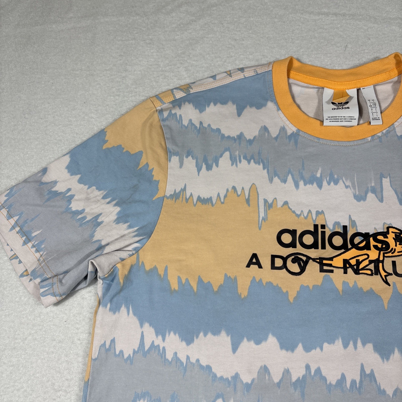 Adidas Men’s Adventure Chameleon Logo Shirt Size Large in Multi-Colors