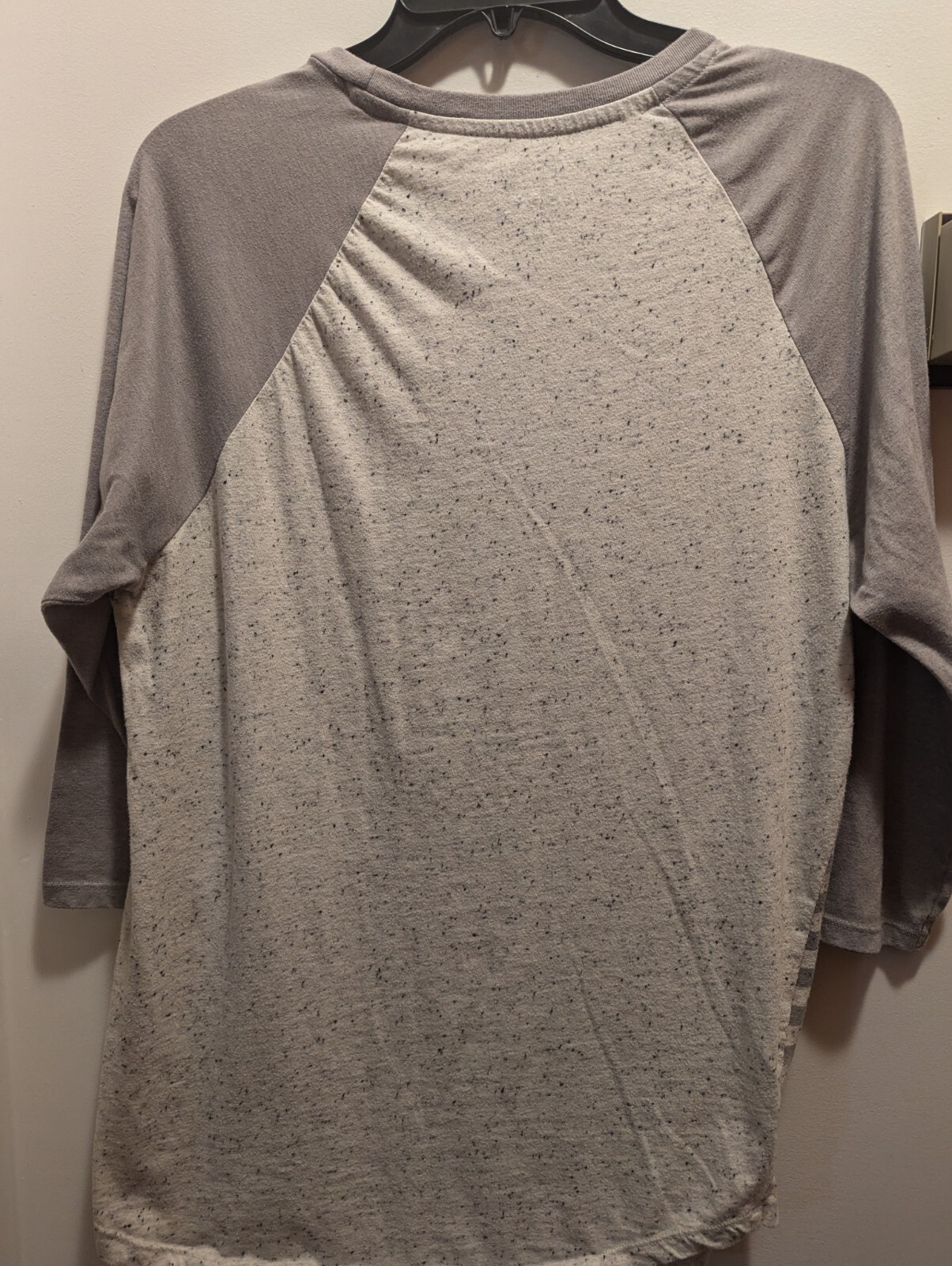 Carbon Men’s Medium Beige And Gray Longer Length Long Sleeve Shirt With Pocket
