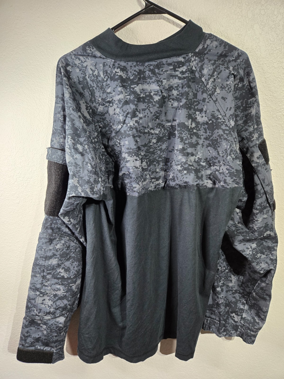 RothCo Long Sleeve Camo Shirt Size XL Black Grey Camouflage Design Acrylic Army