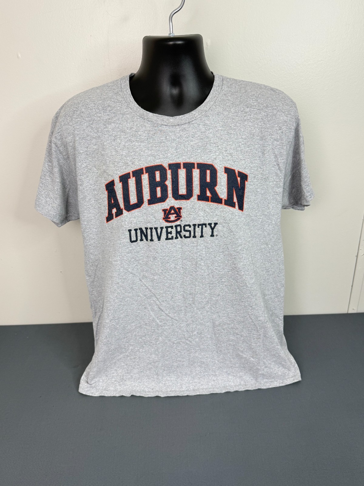 MV Sport Auburn Tigers T-shirt Men’s Size Large Gray Crewneck
