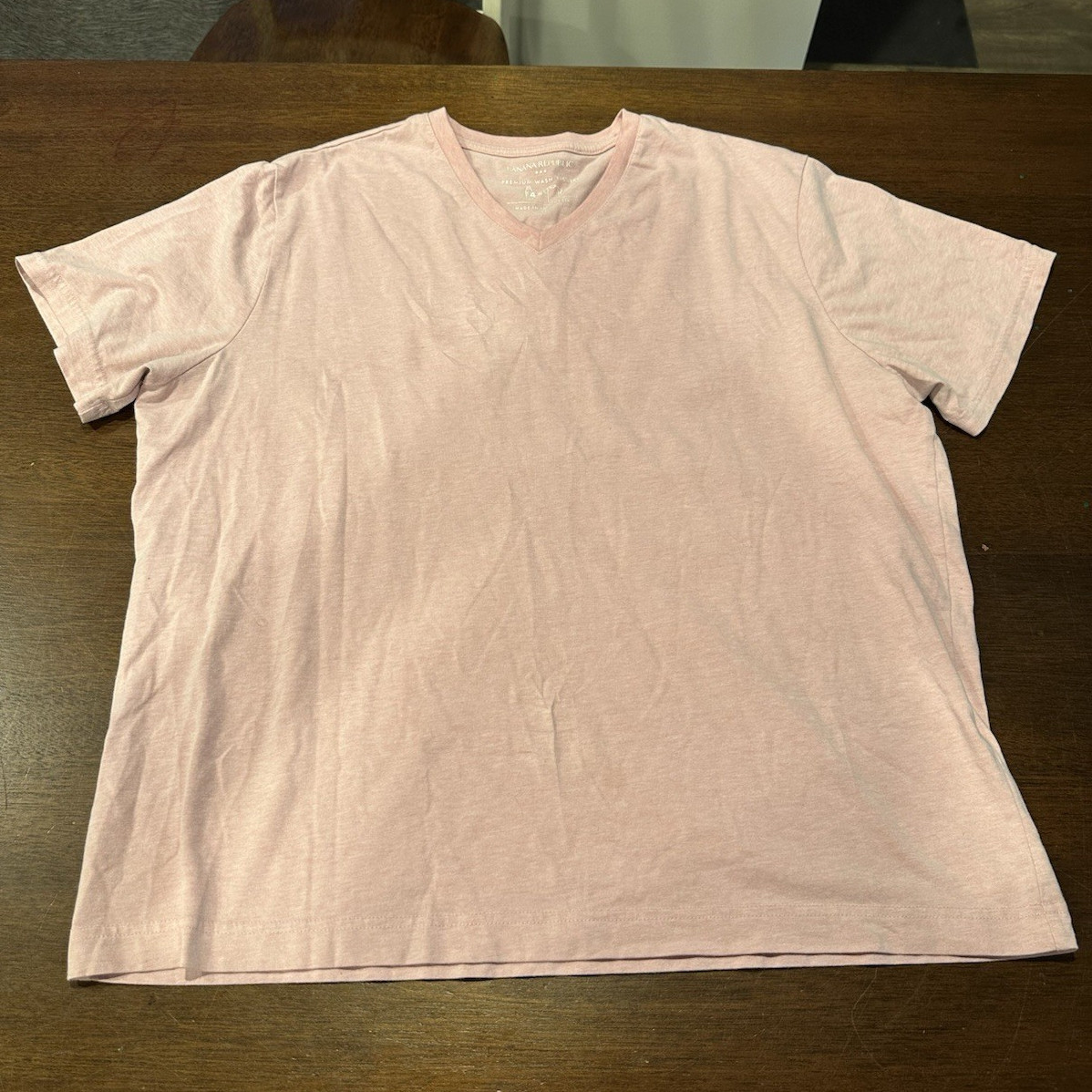 Banana Republic Premium Wash Men’s XL Pink Solid V-Neck Short Sleeve T-Shirt