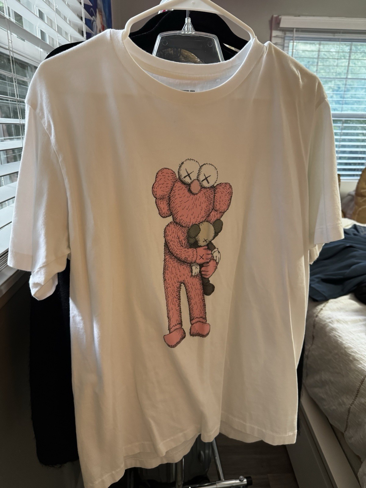 Uniqlo UT KAWS x Uniqlo Men’s L White Graphic Logo Crew Neck T-Shirt