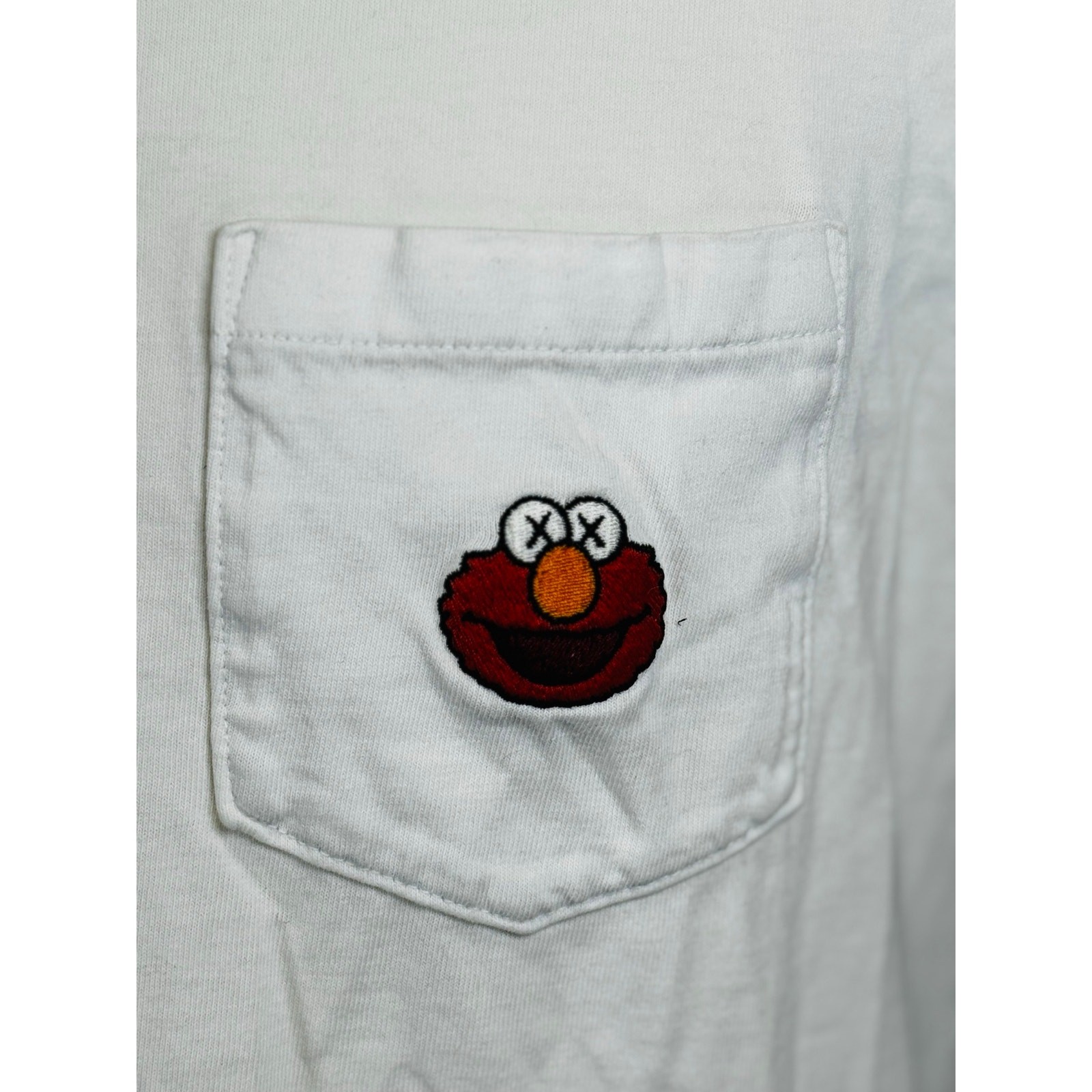 KAWS x Uniqlo Sesame Street Elmo Pocket Tee White T Shirt Men’s Medium 2018