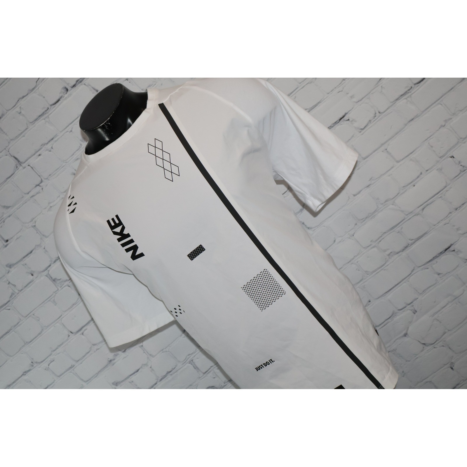 Nike T-Shirt Mens XL White Graphic Dri-Fit Polyester Spandex Performance Tee **