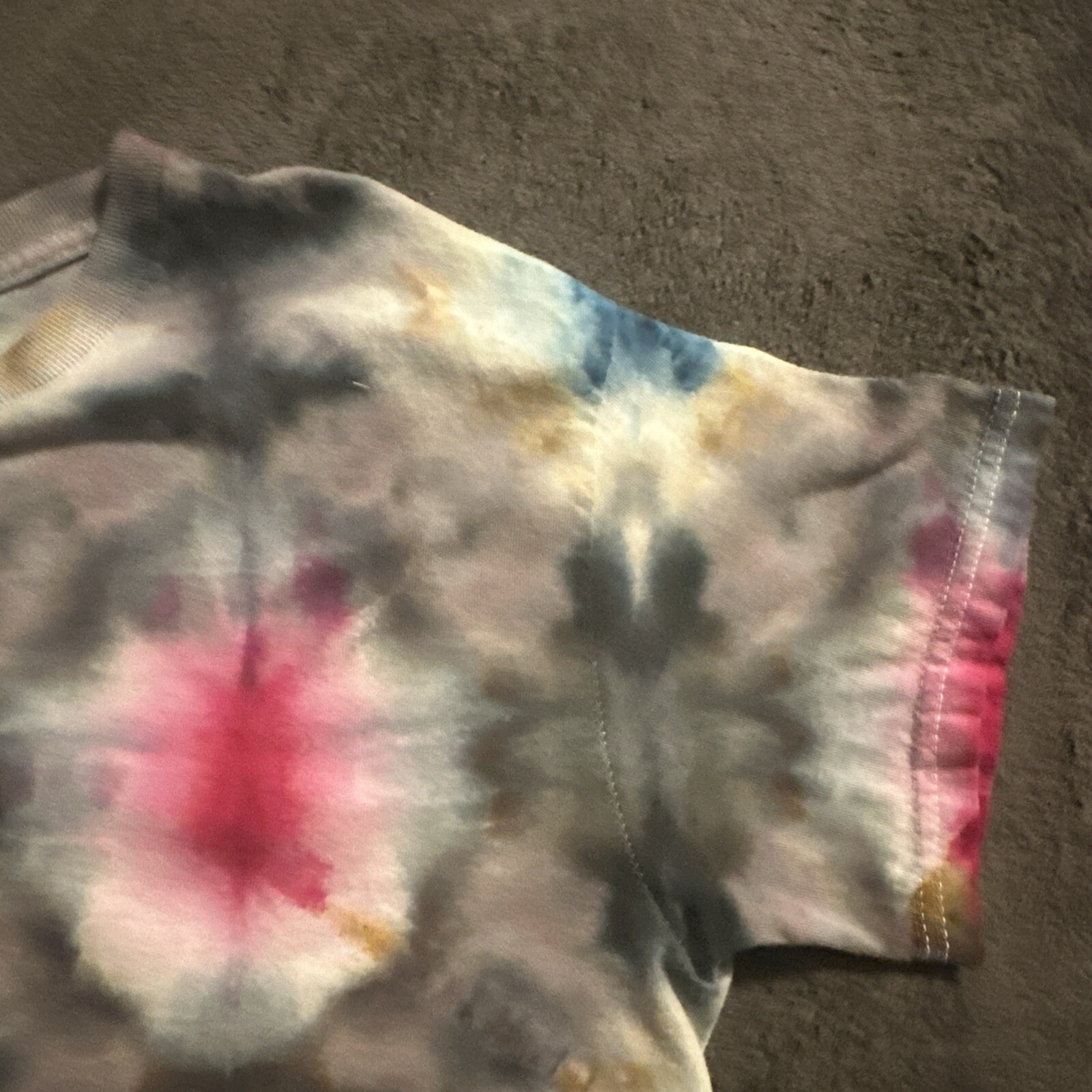 GILDAN TIE DYE Medium SHORT SLEEVE GRAY PINK BLUE RED Swirl OF MANY COLORS