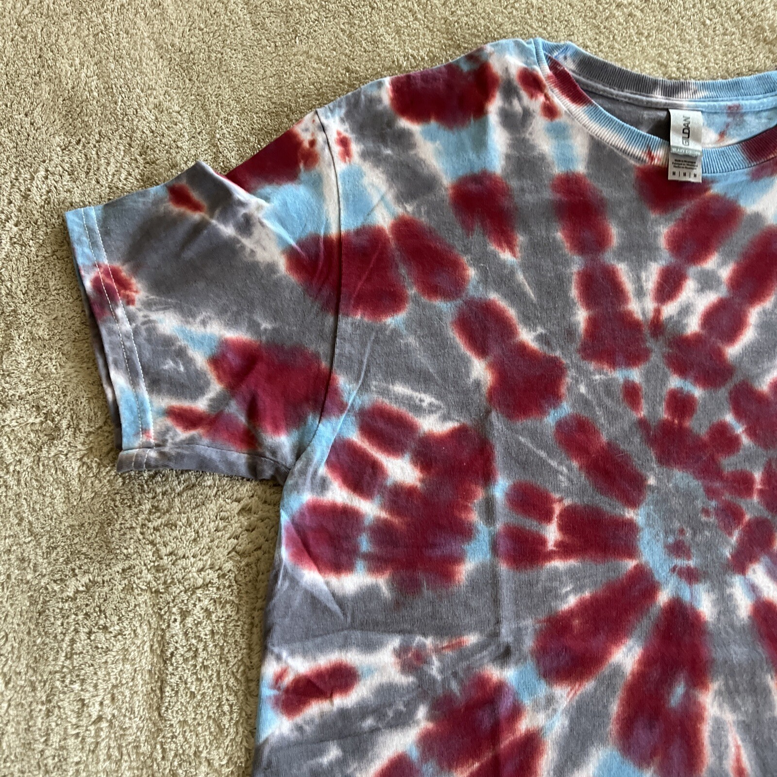 NEW Gildan Mens Red Gray Blue Spiral Tie Dye Short Sleeve Shirt MEDIUM