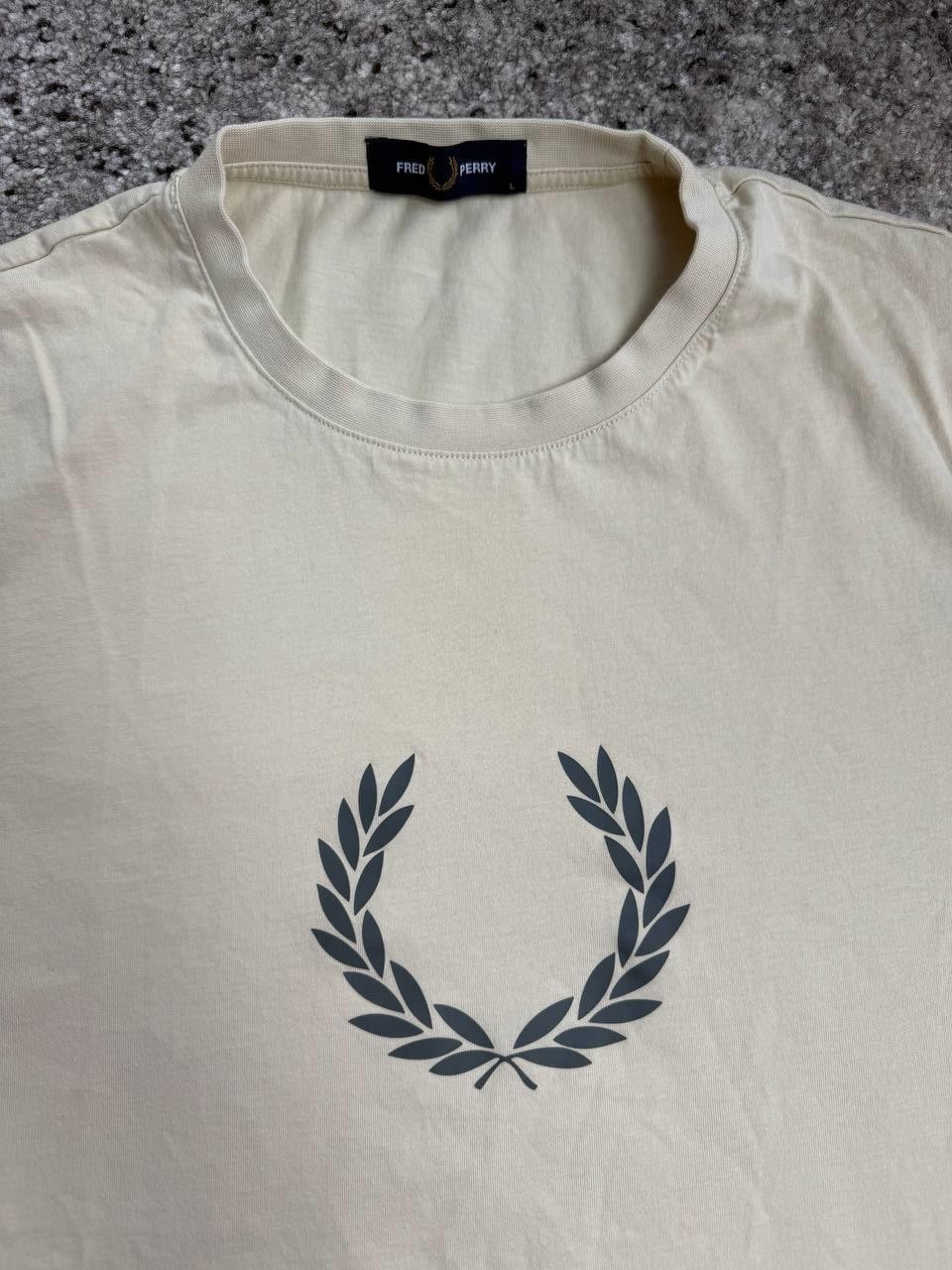 Fred Perry Large Laurel Wreath Graphic T-Shirt – Beige/Stone – Size L