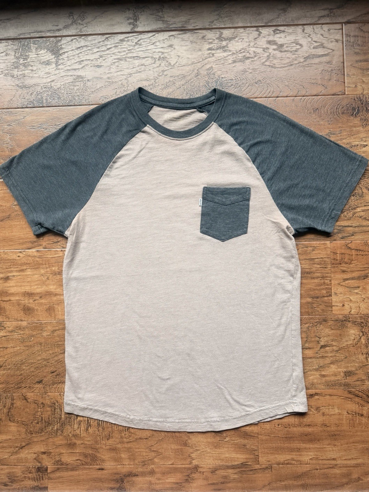Levi’s Pocket T-Shirt Mens Medium Two Tone Taupe Grey Raglan Slub Tee T-Shirt