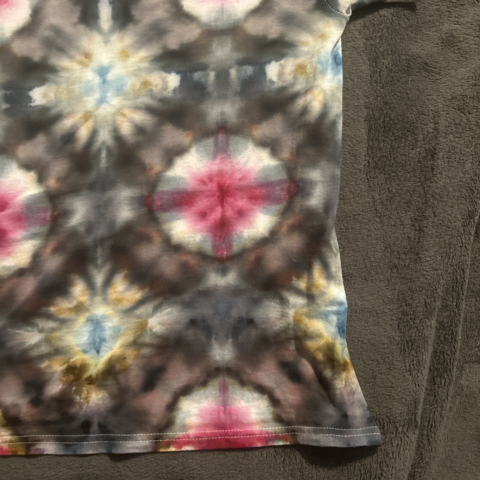 GILDAN TIE DYE Medium SHORT SLEEVE GRAY PINK BLUE RED Swirl OF MANY COLORS