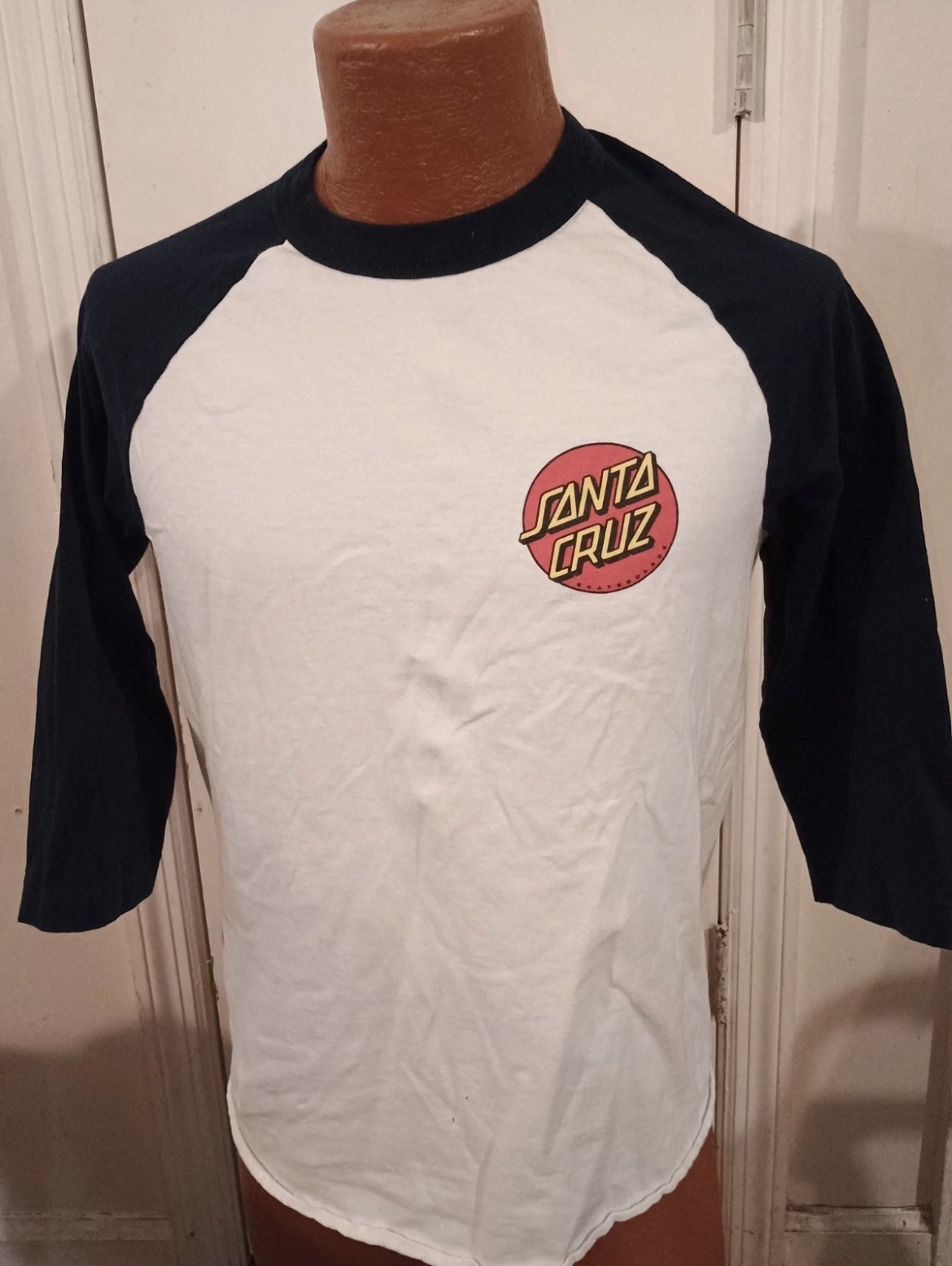 Santa Cruz Skateboards Men’s Medium White Short Sleeve Raglan T-Shirt.