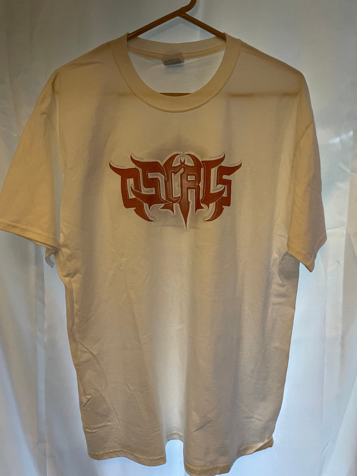 T-SHIRT IN VERY NICE CLEAN WHITE CONDITION FRUIT OF THE LOOM HEAVY HD LARGE