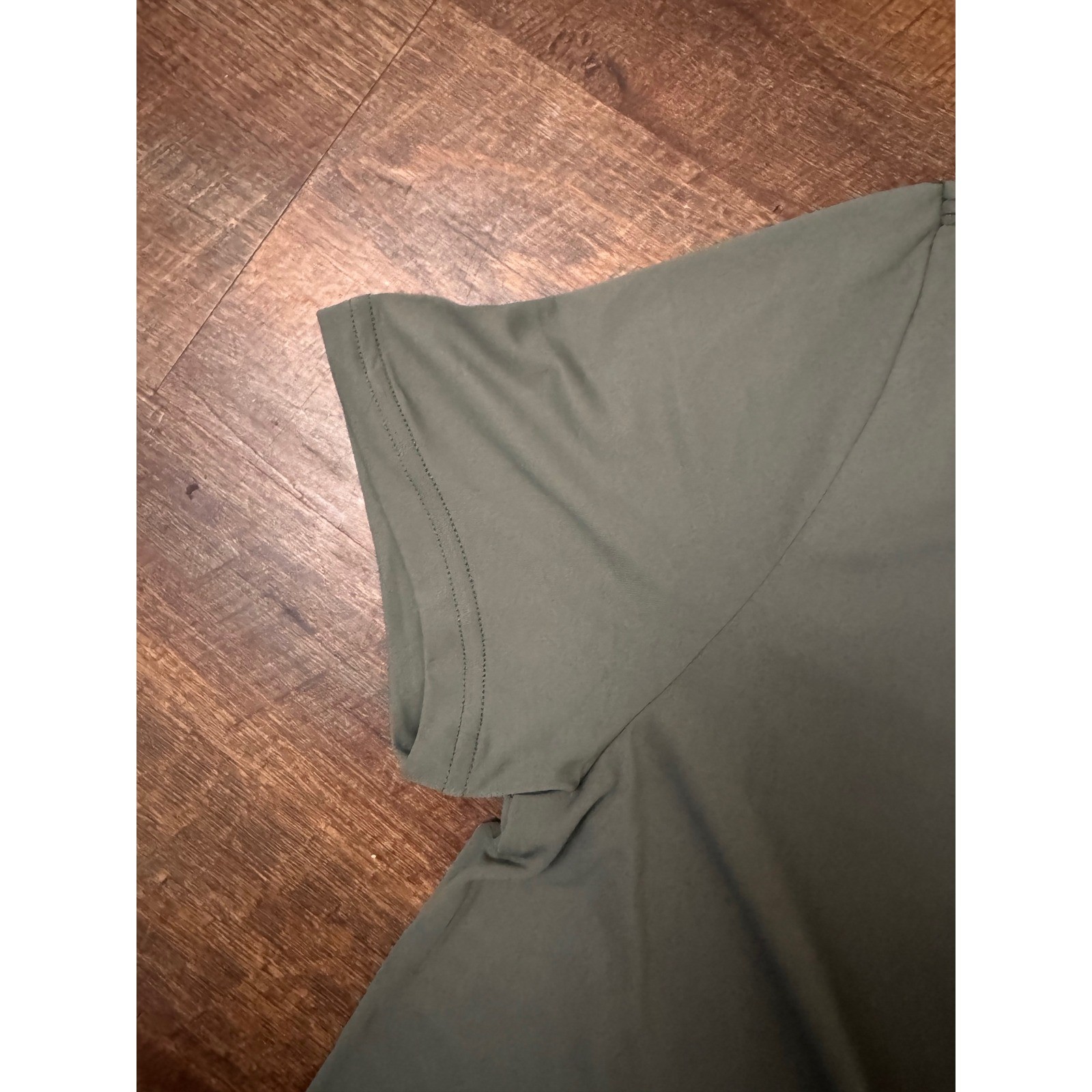 Quince Men’s Olive Green Recycled Polyester Performance Tee Shirt Size Small