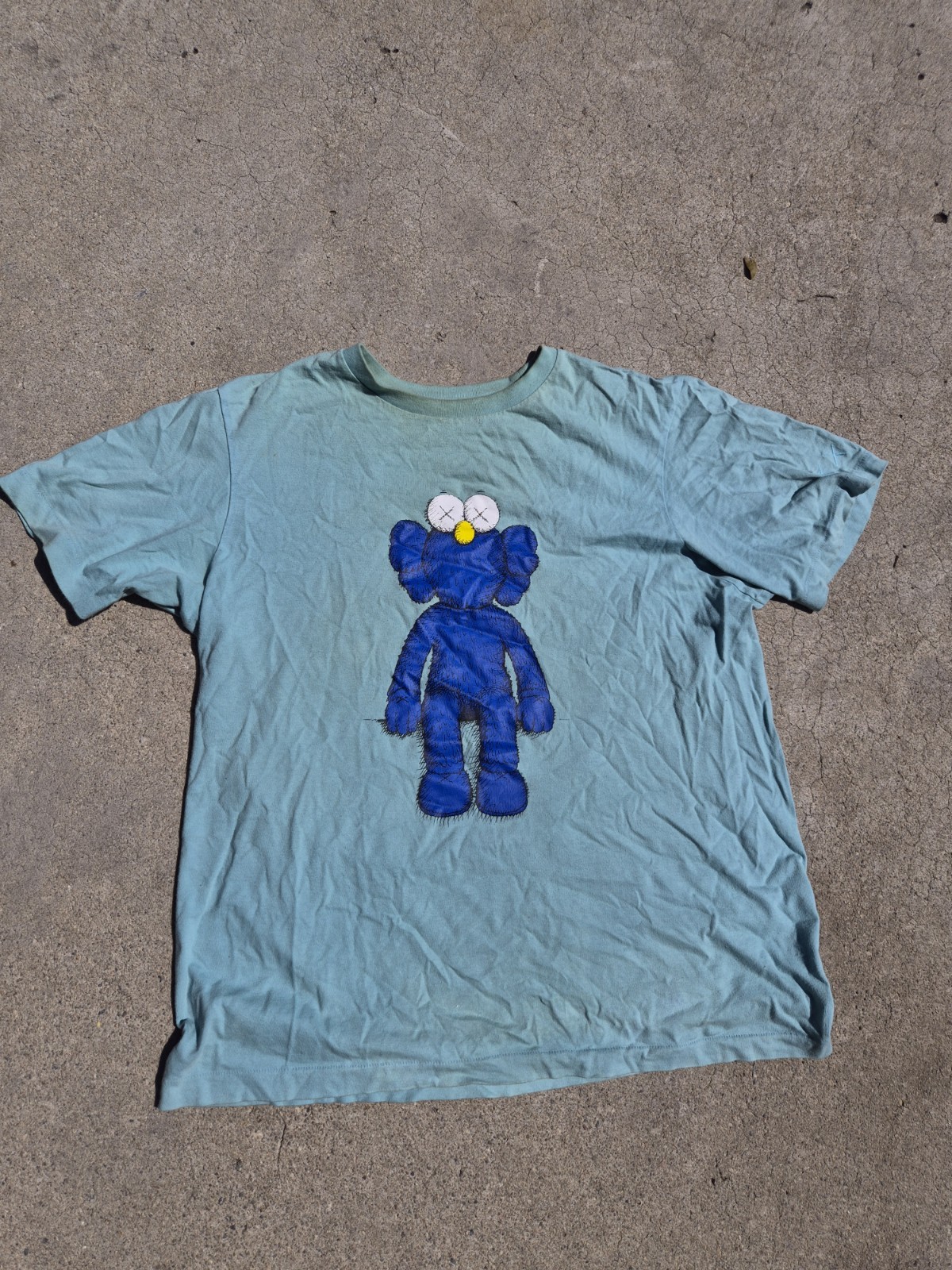 Uniqlo UT KAWS x Uniqlo Men’s Green BFF Graphic Tee Shirt Size L Cotton