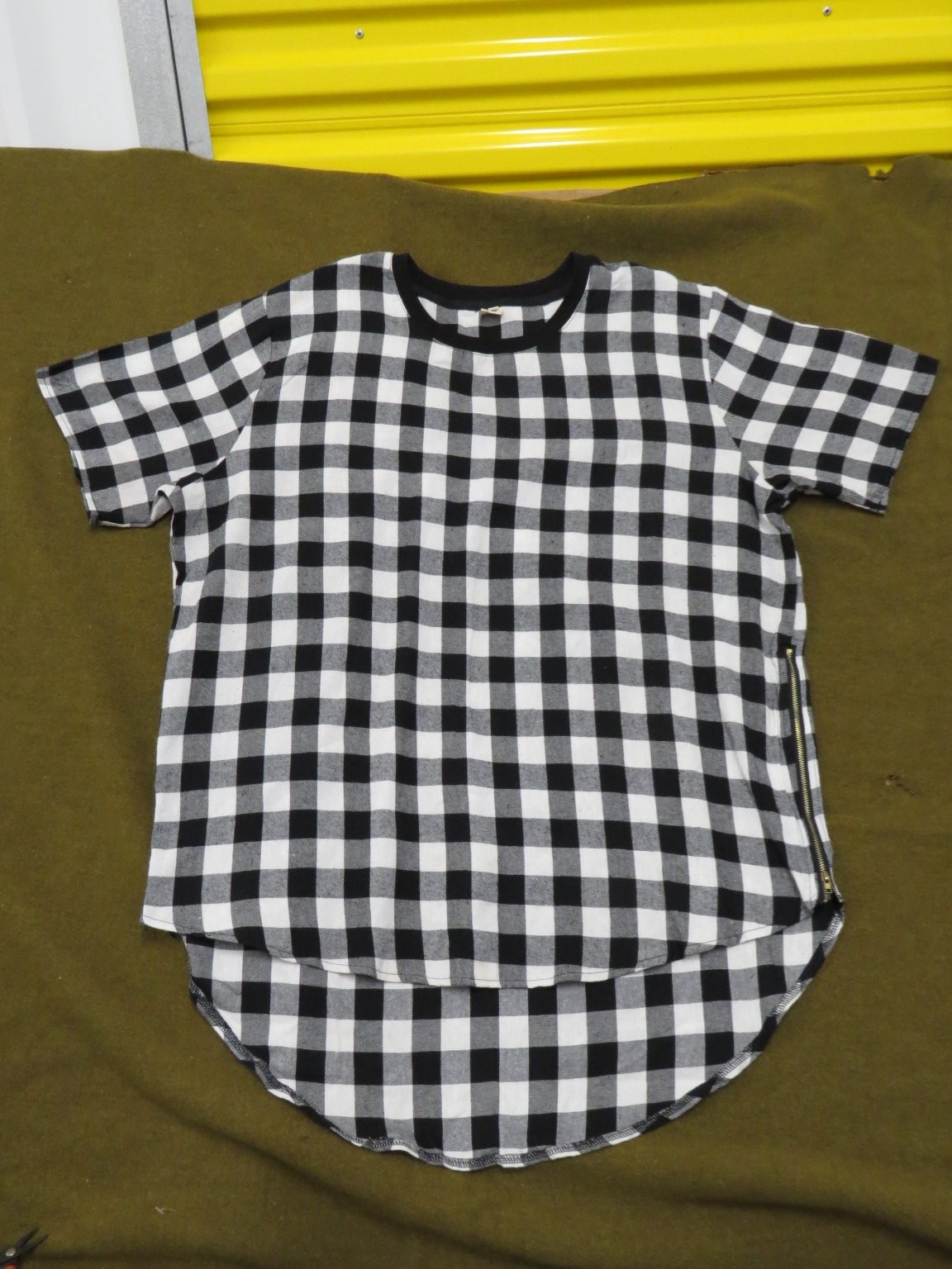 LILBETTER Men’s T-Shirt Black White XL Gingham Plaid Curved Hem Side Zip NWOT