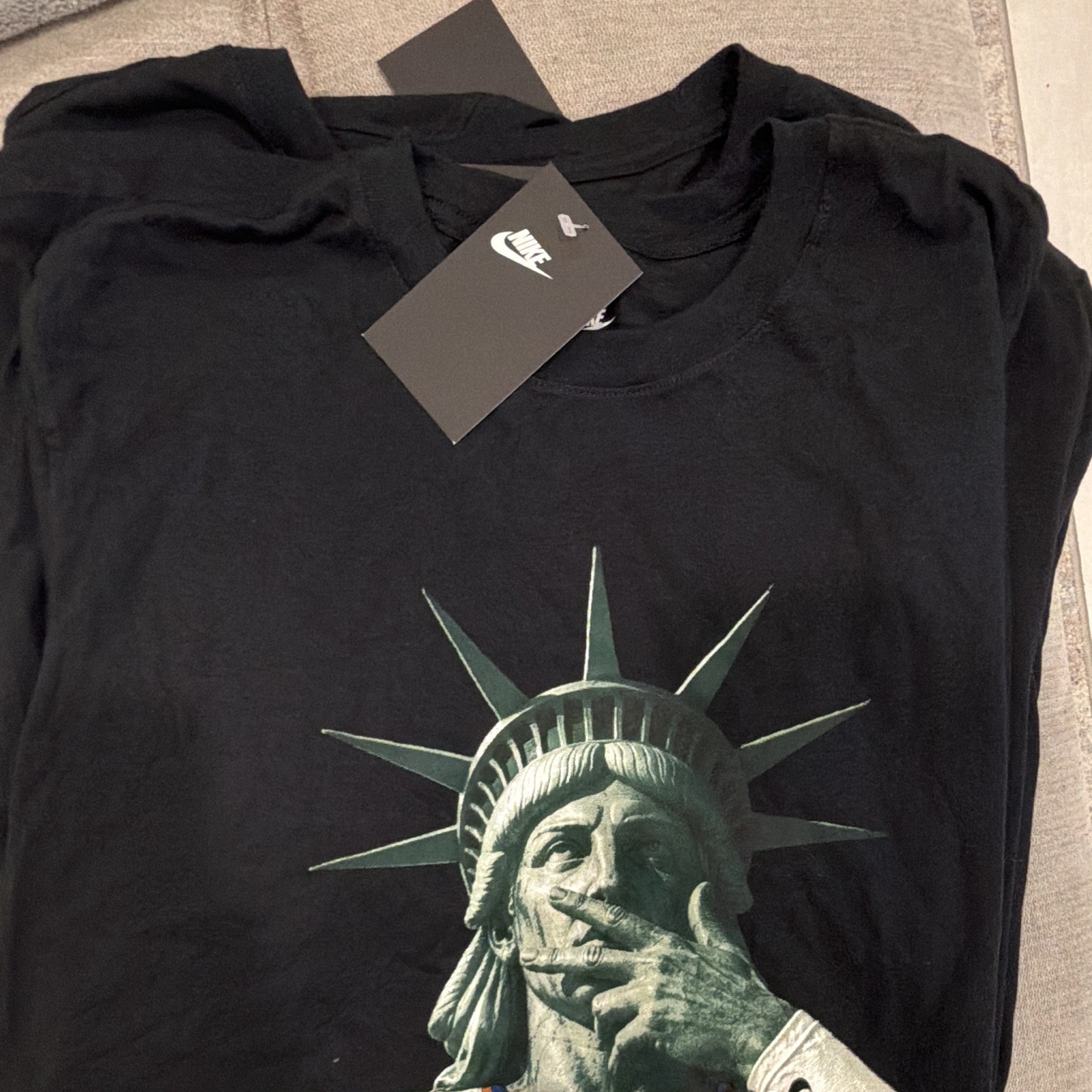 Nike Men’s M Black Crew Neck Short Sleeve Statue of Liberty New York Tee