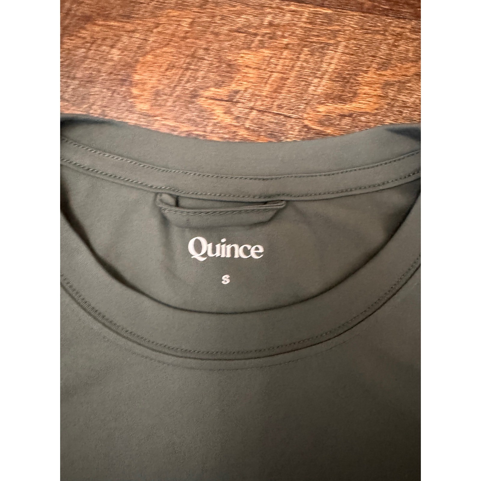 Quince Men’s Olive Green Recycled Polyester Performance Tee Shirt Size Small