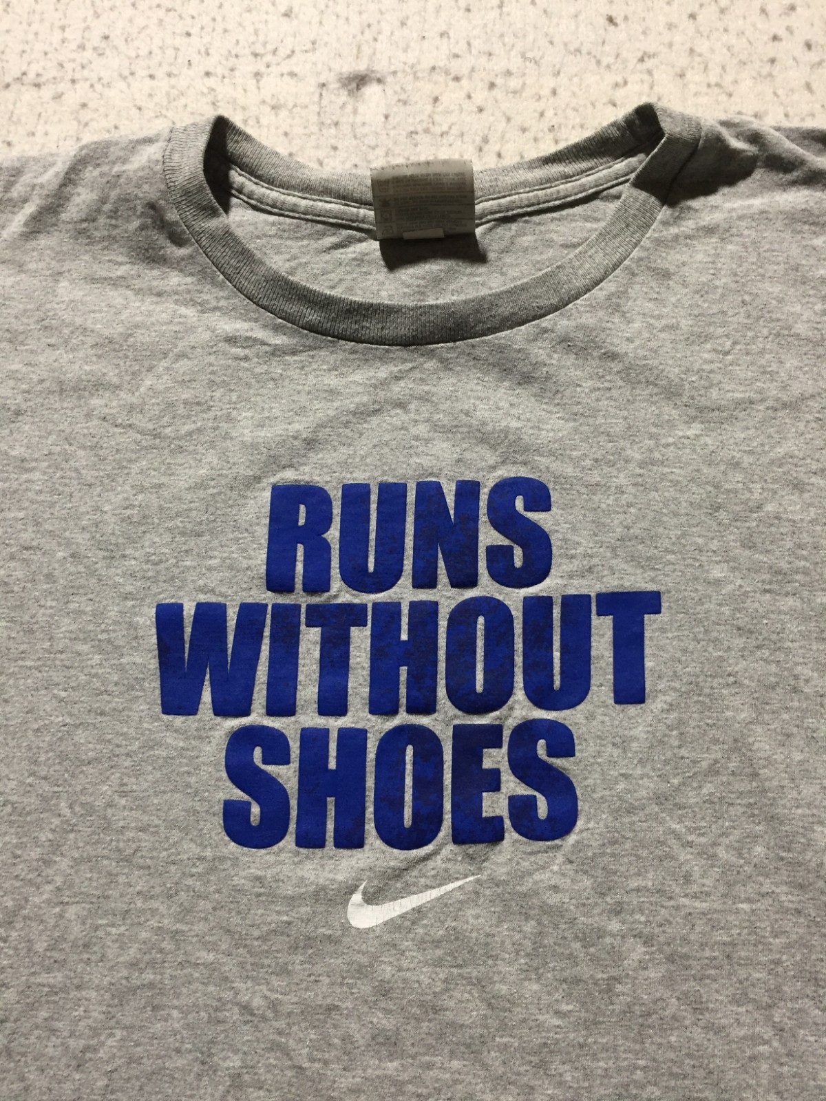 Nike T Shirt Mens L Large Gray Runs Without Shoes Spell Out Crew Neck Running