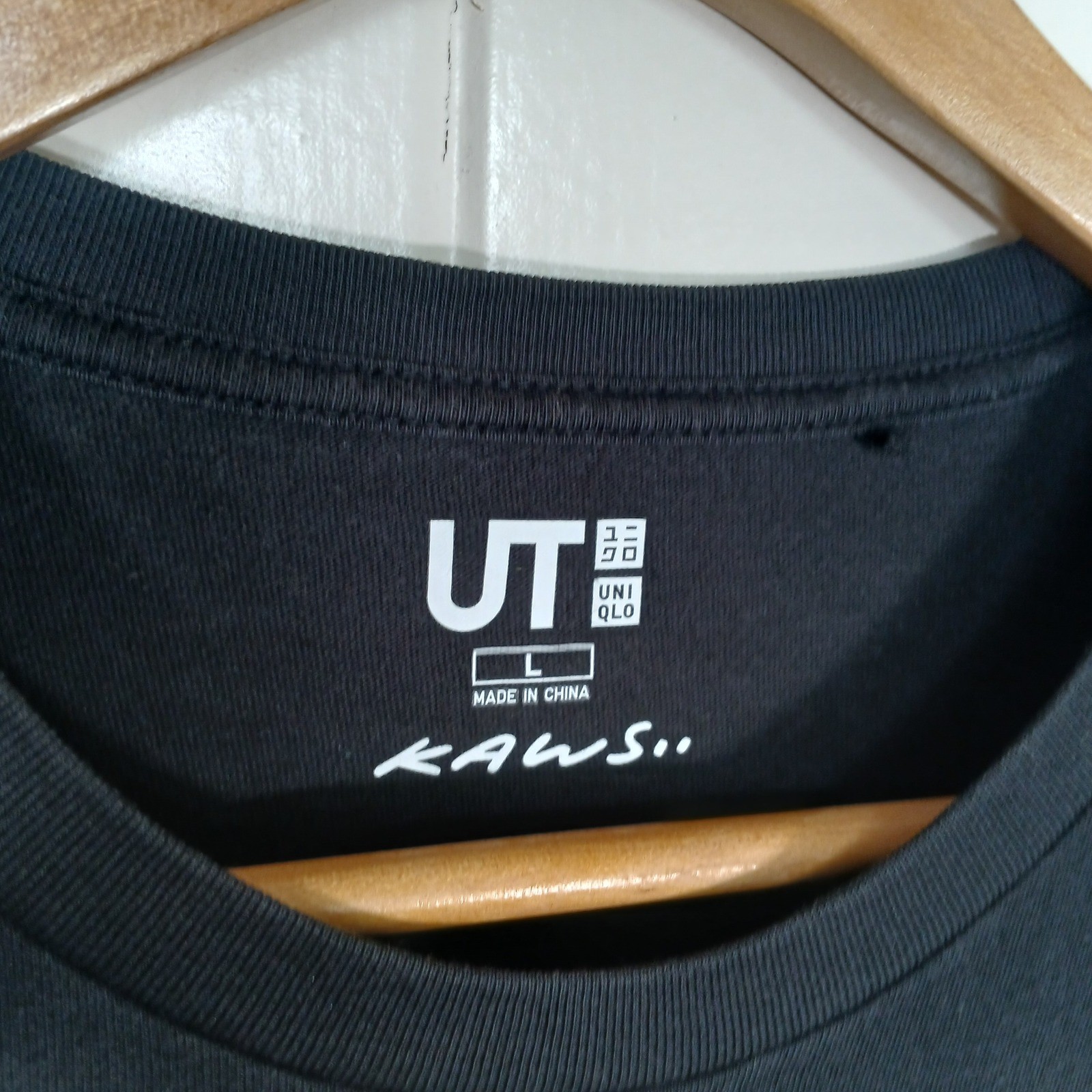 Uniqlo KAWS Graphic Tee Mens L Black Short Sleeve UT Companion T-Shirt 178180