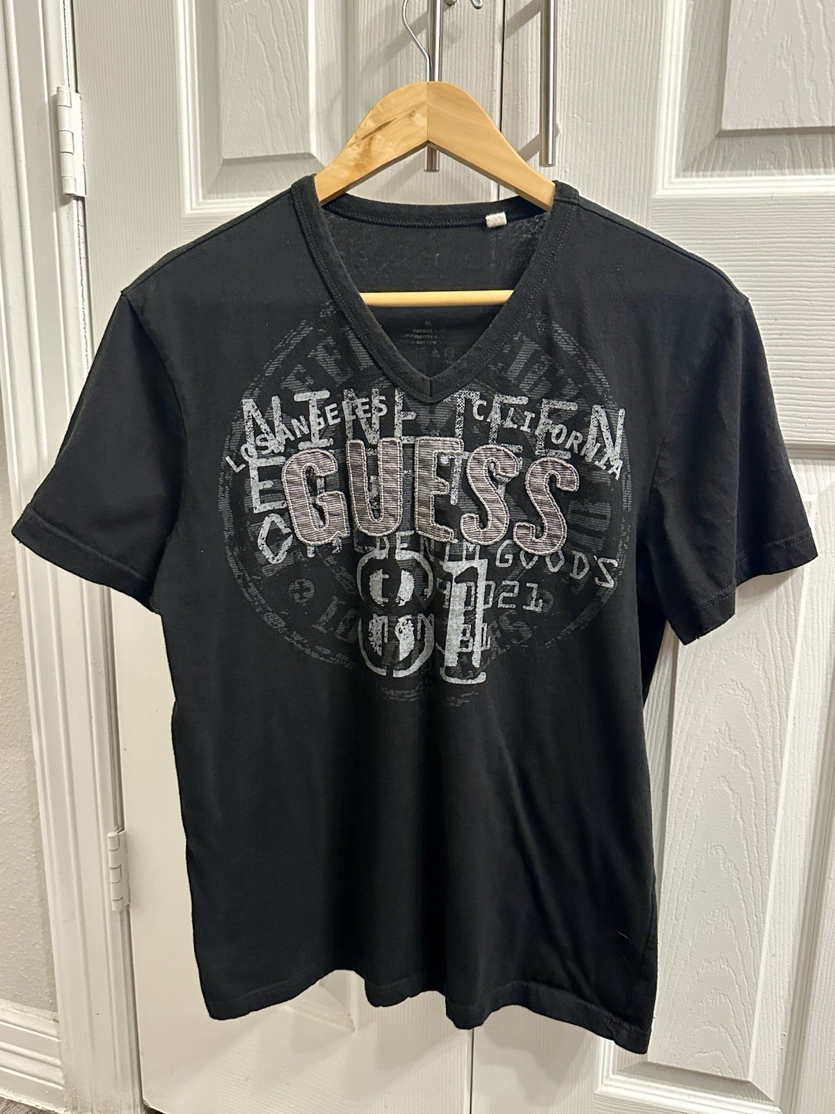 Guess Mens V-Neck T-Shirt Black Graphic Tee Short Sleeve Los Angeles Vintage