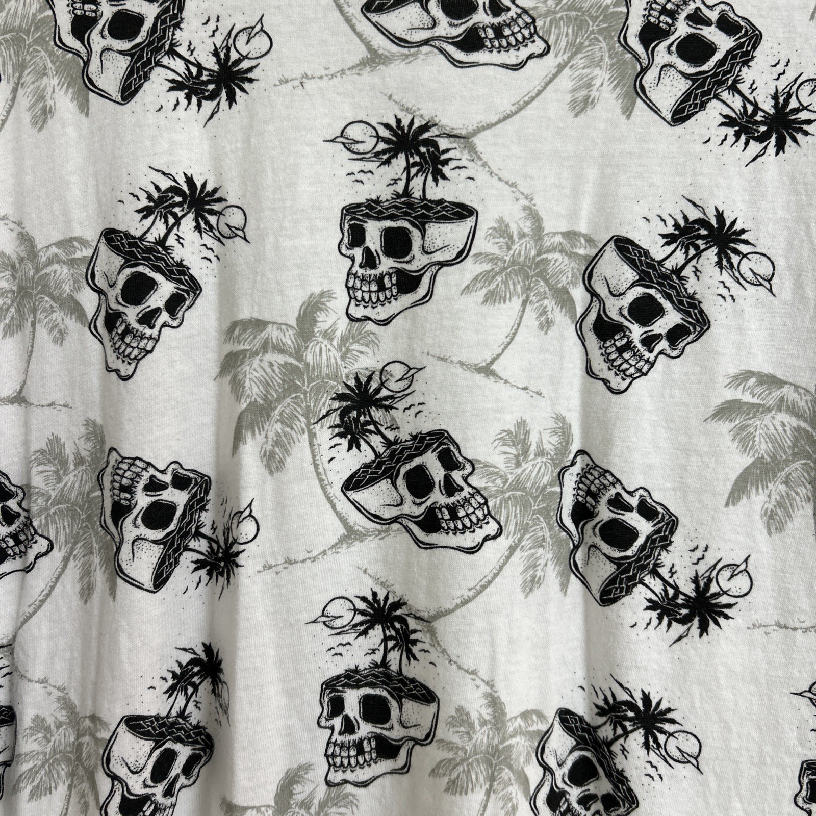 WXYZ Men’s Medium White Skull Palm Tree All Over Print AOP T-Shirt
