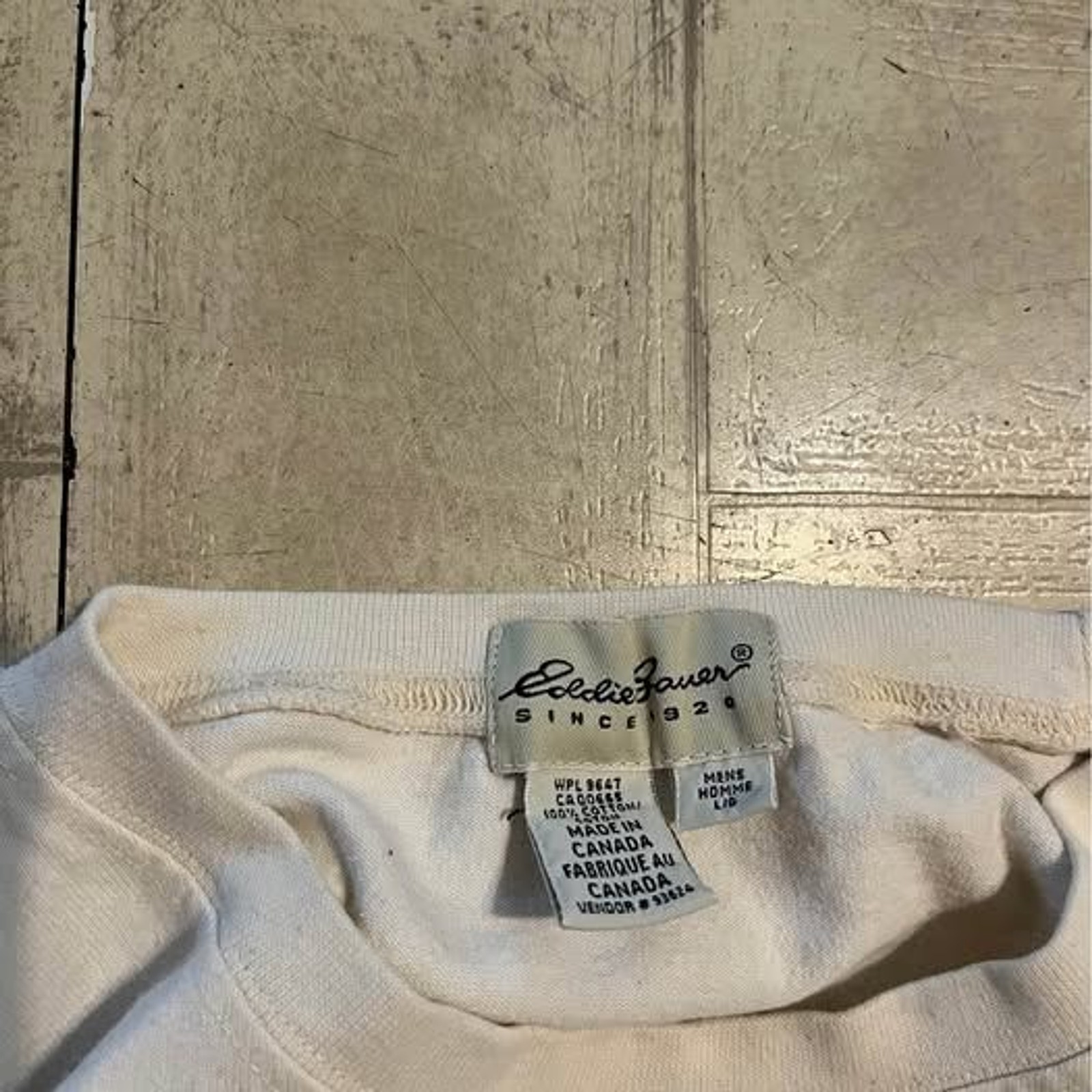 white Eddie Bauer graphic T-shirt vintage fisherman illustration large