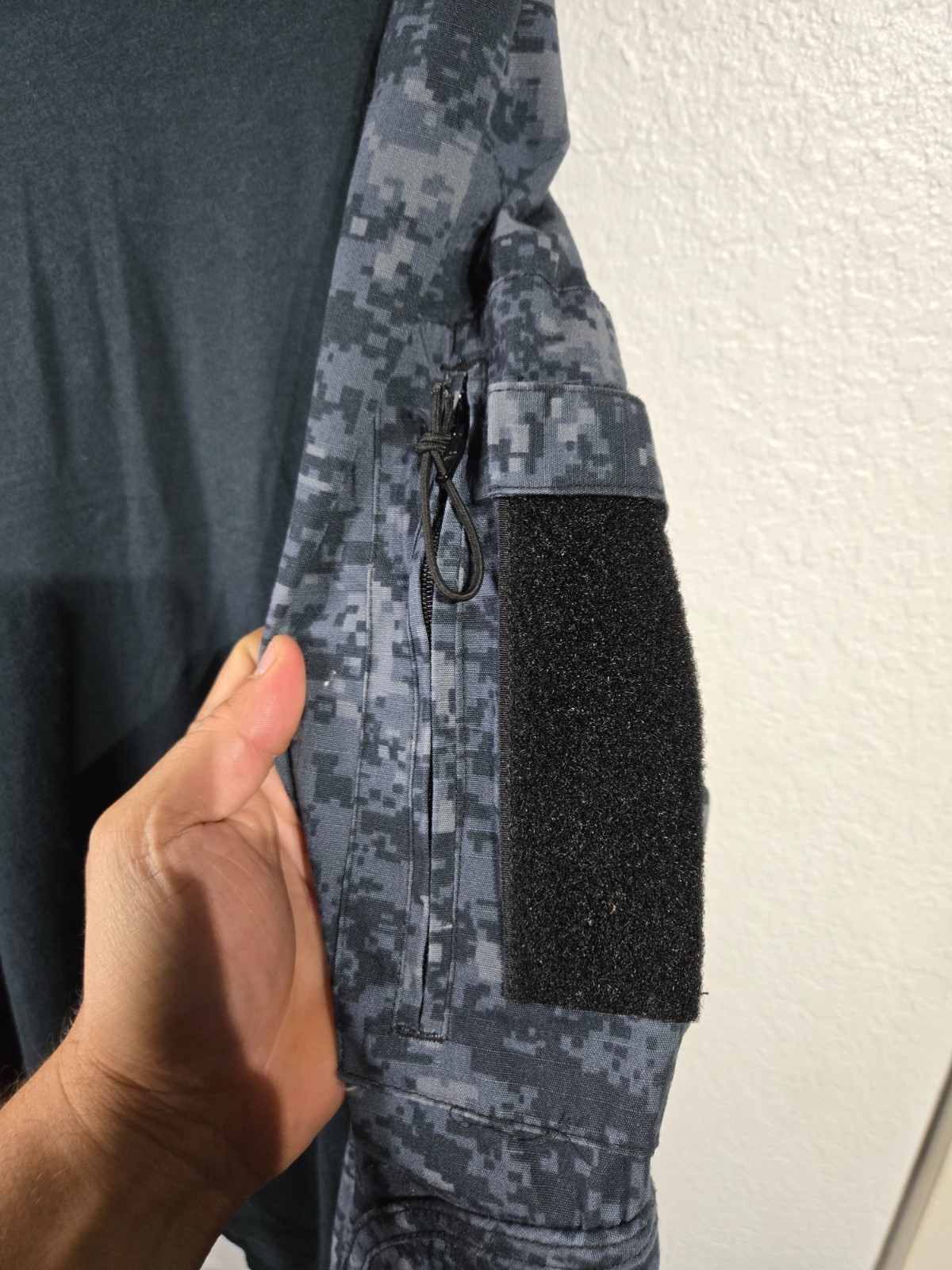 RothCo Long Sleeve Camo Shirt Size XL Black Grey Camouflage Design Acrylic Army