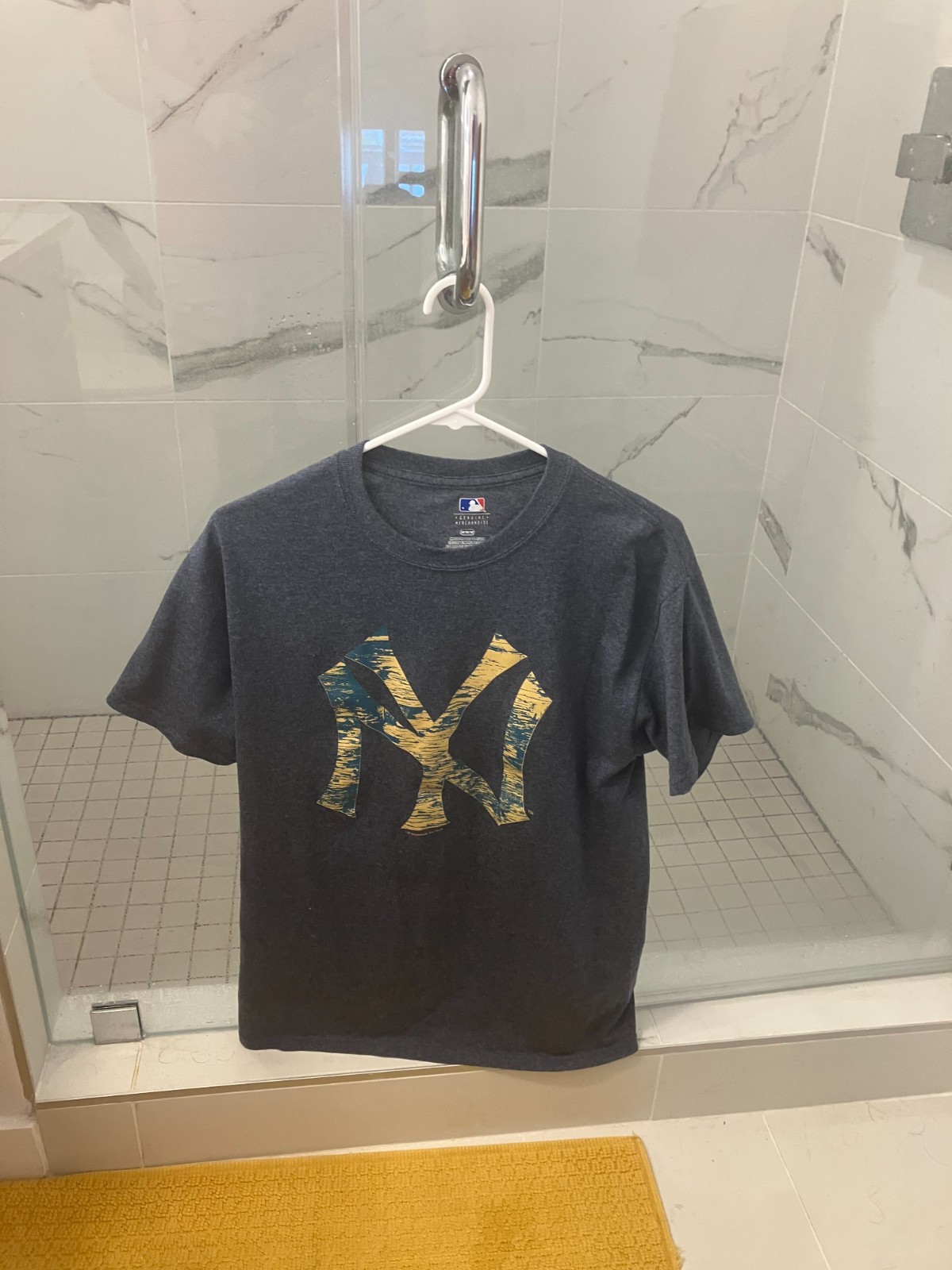 New York Yankees licensed 50% cotton MLB t shirt men’s adult Medium