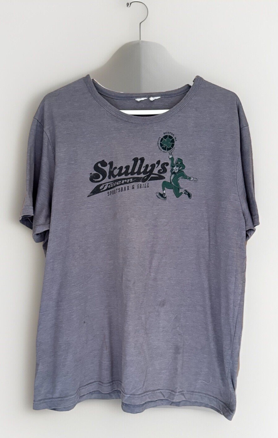 SKULLY’S Tavern Bar & Grill Boston, MA T-Shirt Mens L Crewneck Pull-On RETRO/Y2K