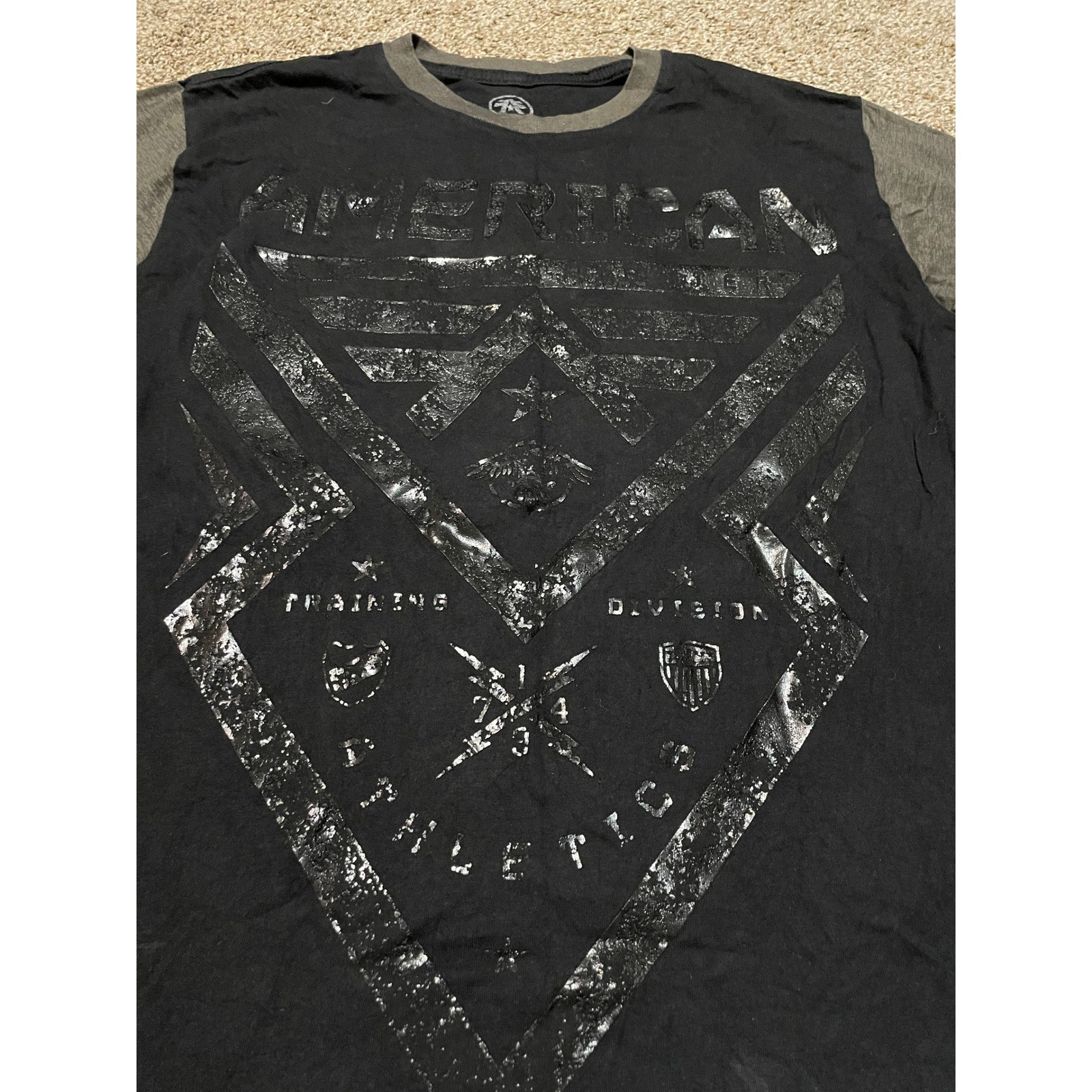American Fighter Mens Black Olive Green Foil Graphic T-Shirt Buckle Exclusive M