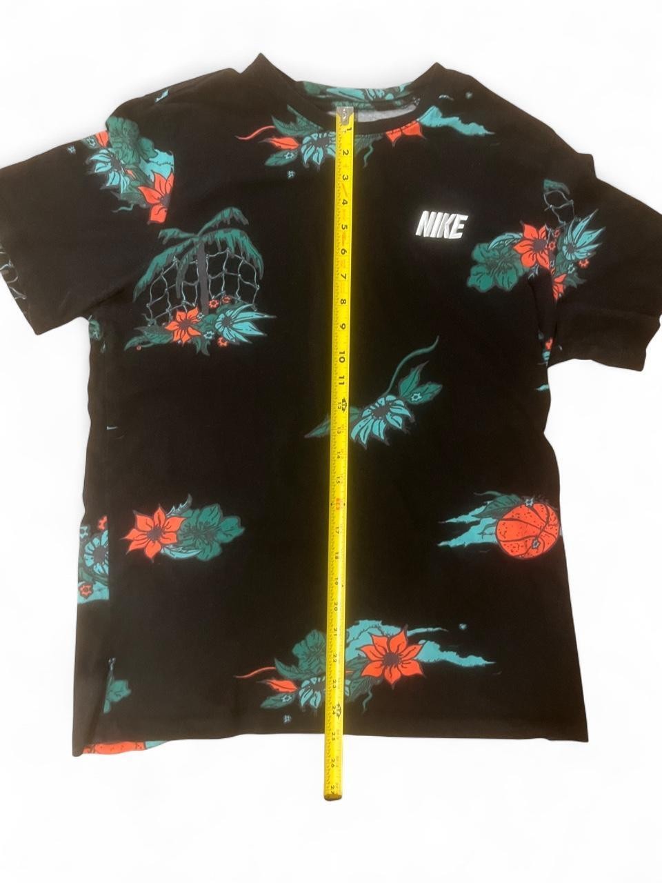 🌺 Nike black & multi-coloured floral graphic tee.