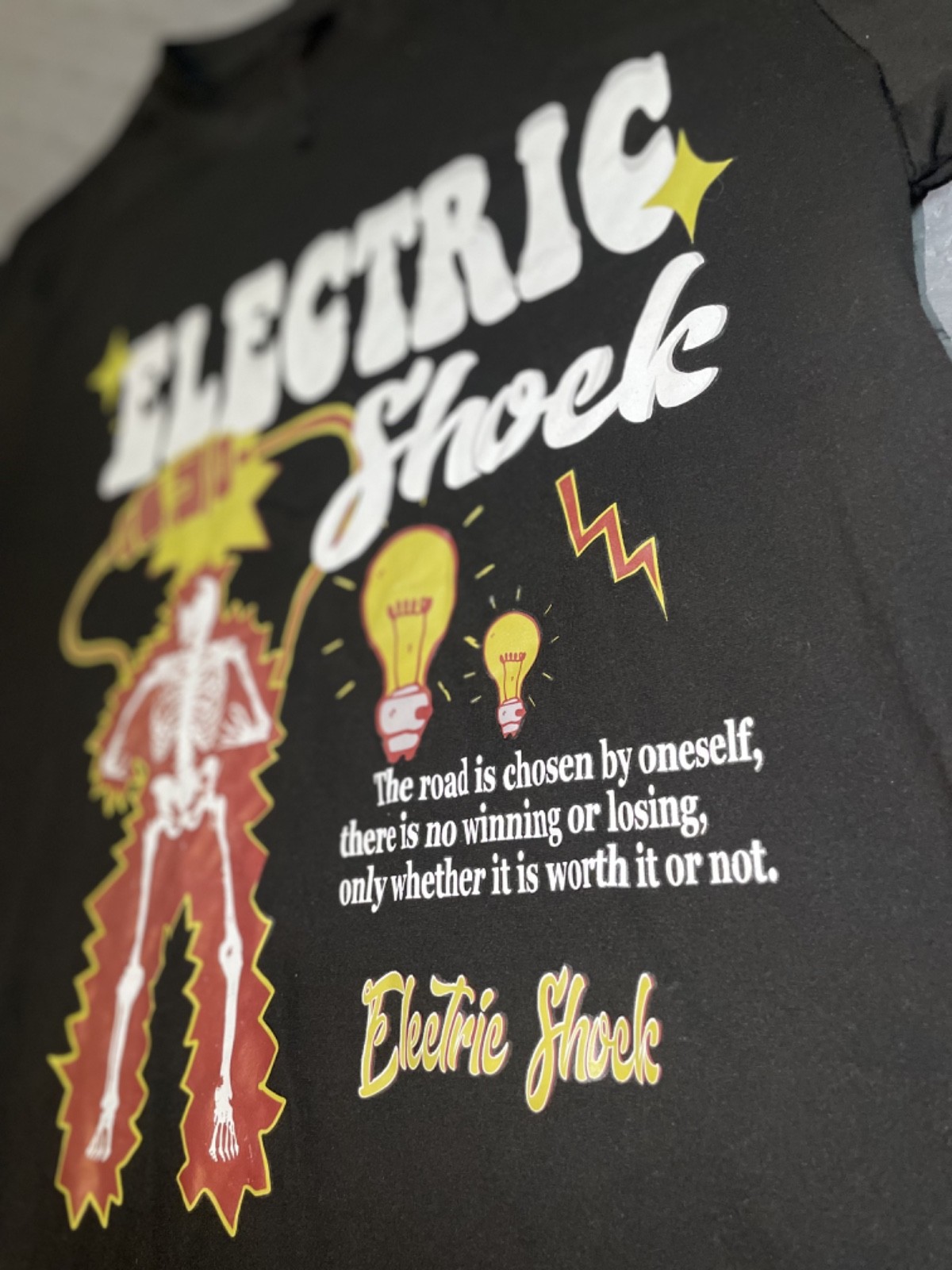 Romwe street wear men’s black skeleton electric shock large print tee size Small