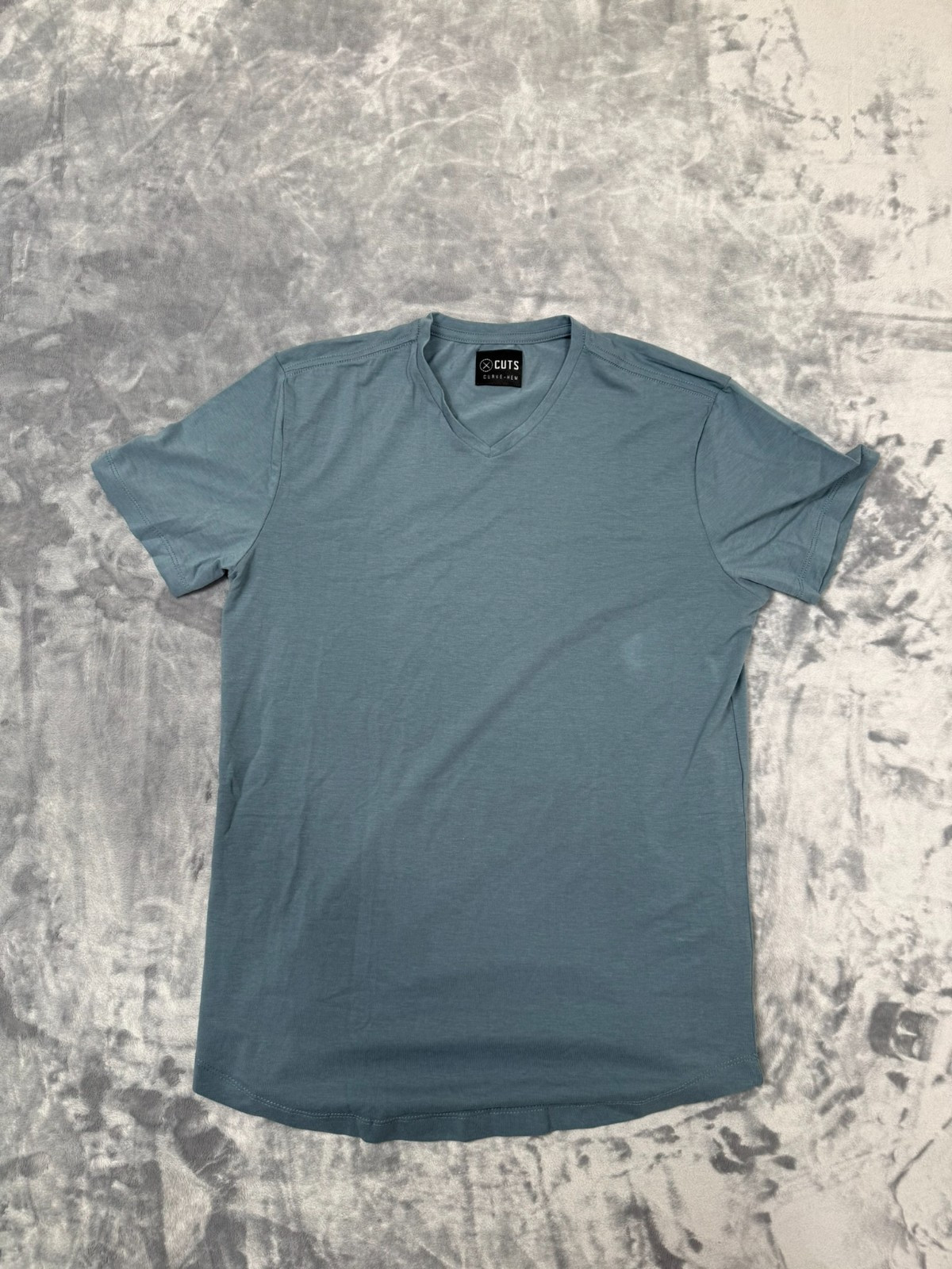 CUTS Clothing Mens V-Neck Curve-Hem T-Shirt NWOT