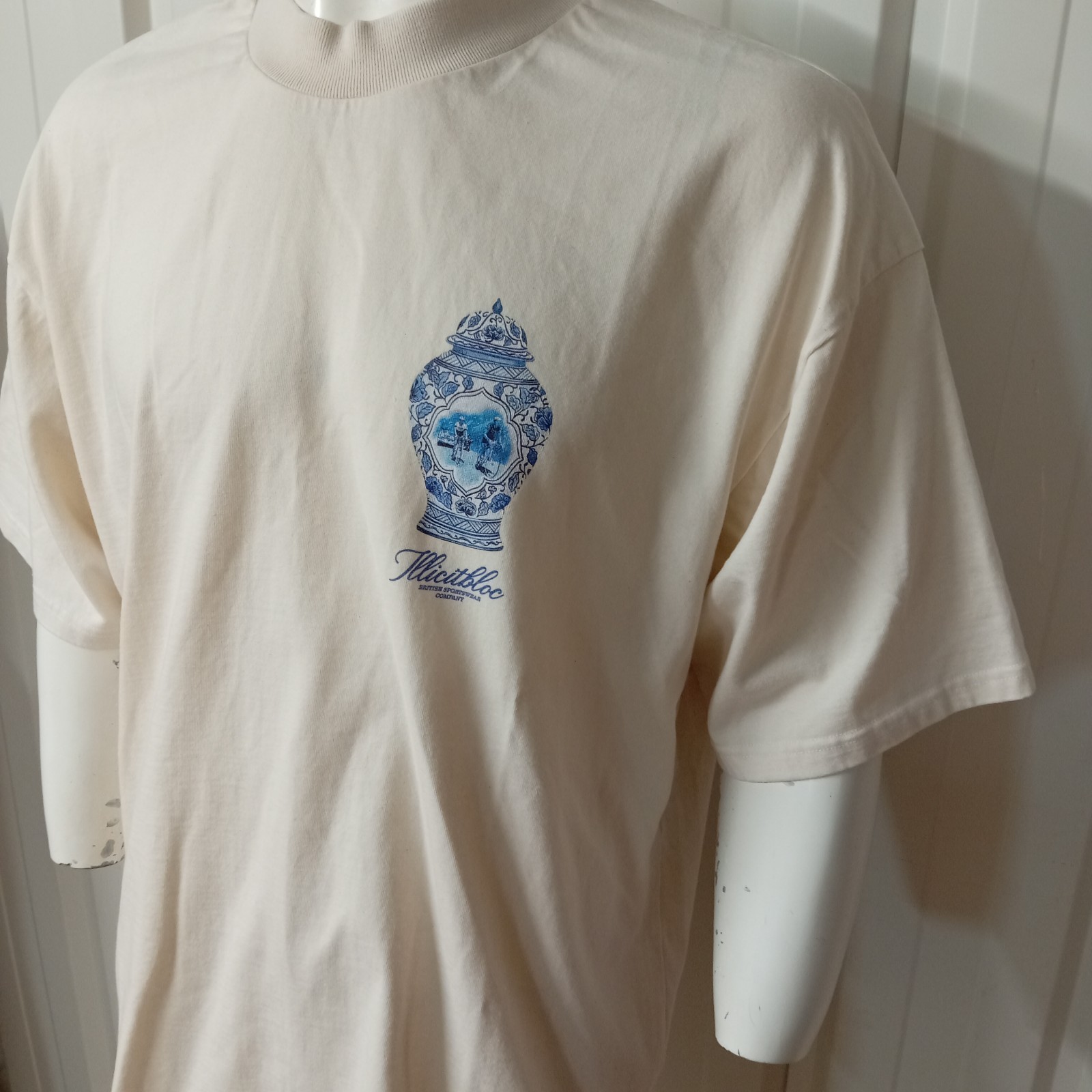 Illicit Bloc China Vase T-Shirt Ecru White Large 300GSM 100% Cotton (L) Sample