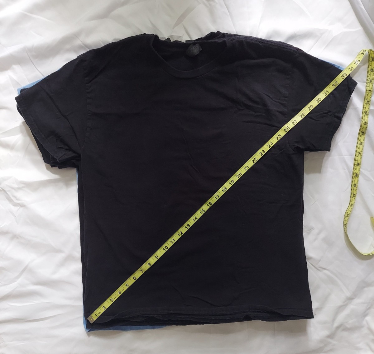 Gildan t shirts L heavy cotton 8pck (1 light blue, 7 black)