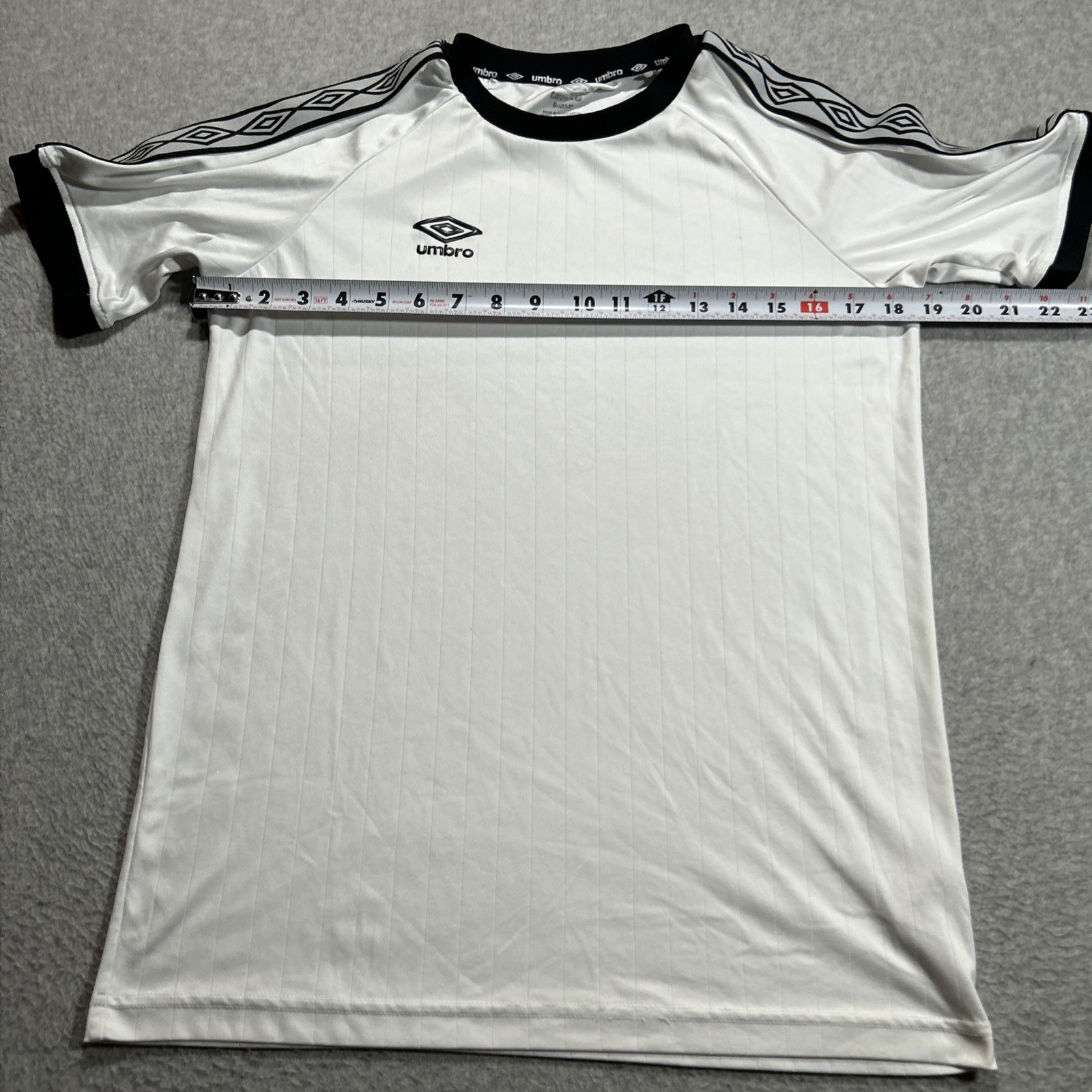 Umbro Soccer Jersey Style Shirt – Mens Size Small S – White