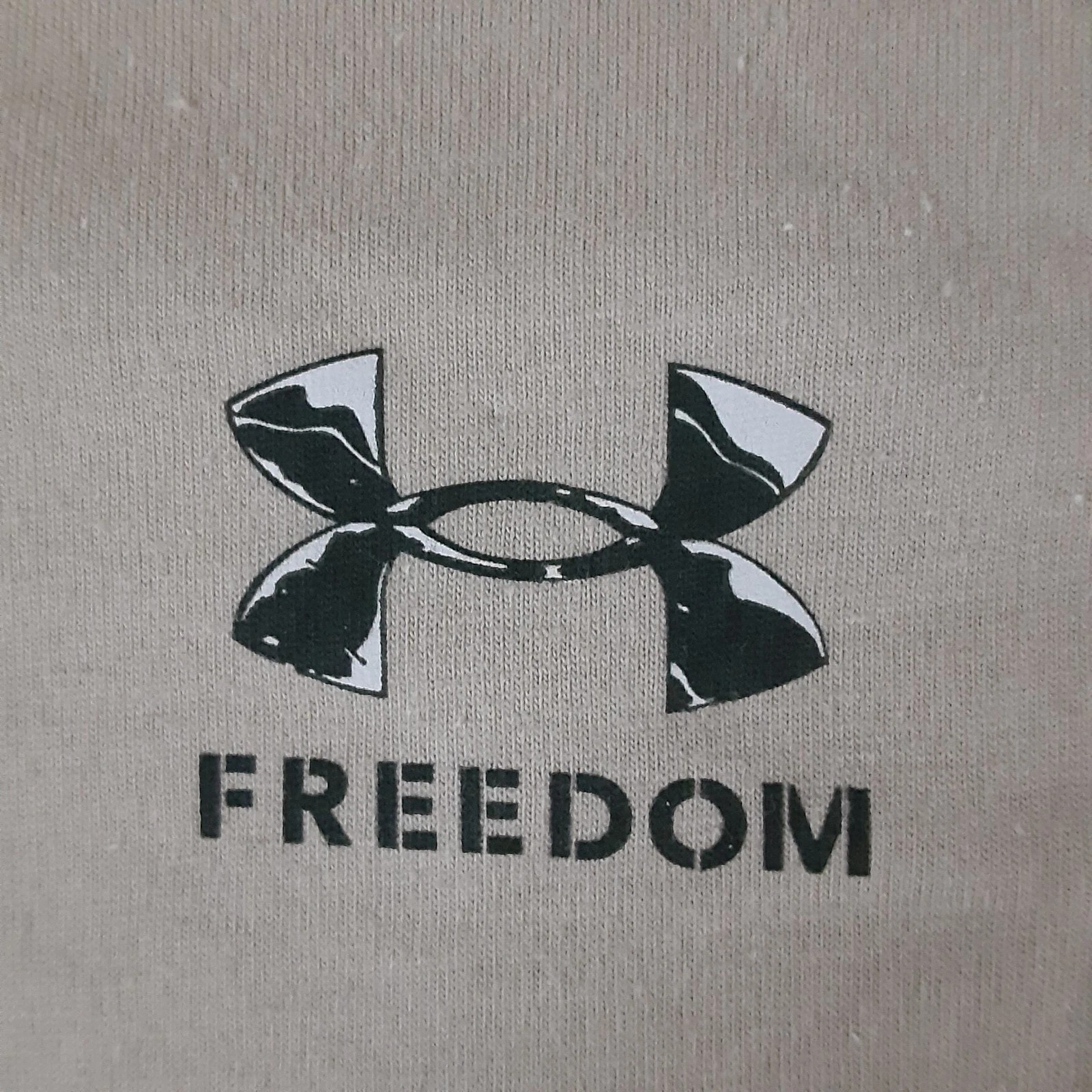 Under Armour UA Shirt Mens Medium Beige Freedom Snake T Graphic Tee USA Flag New