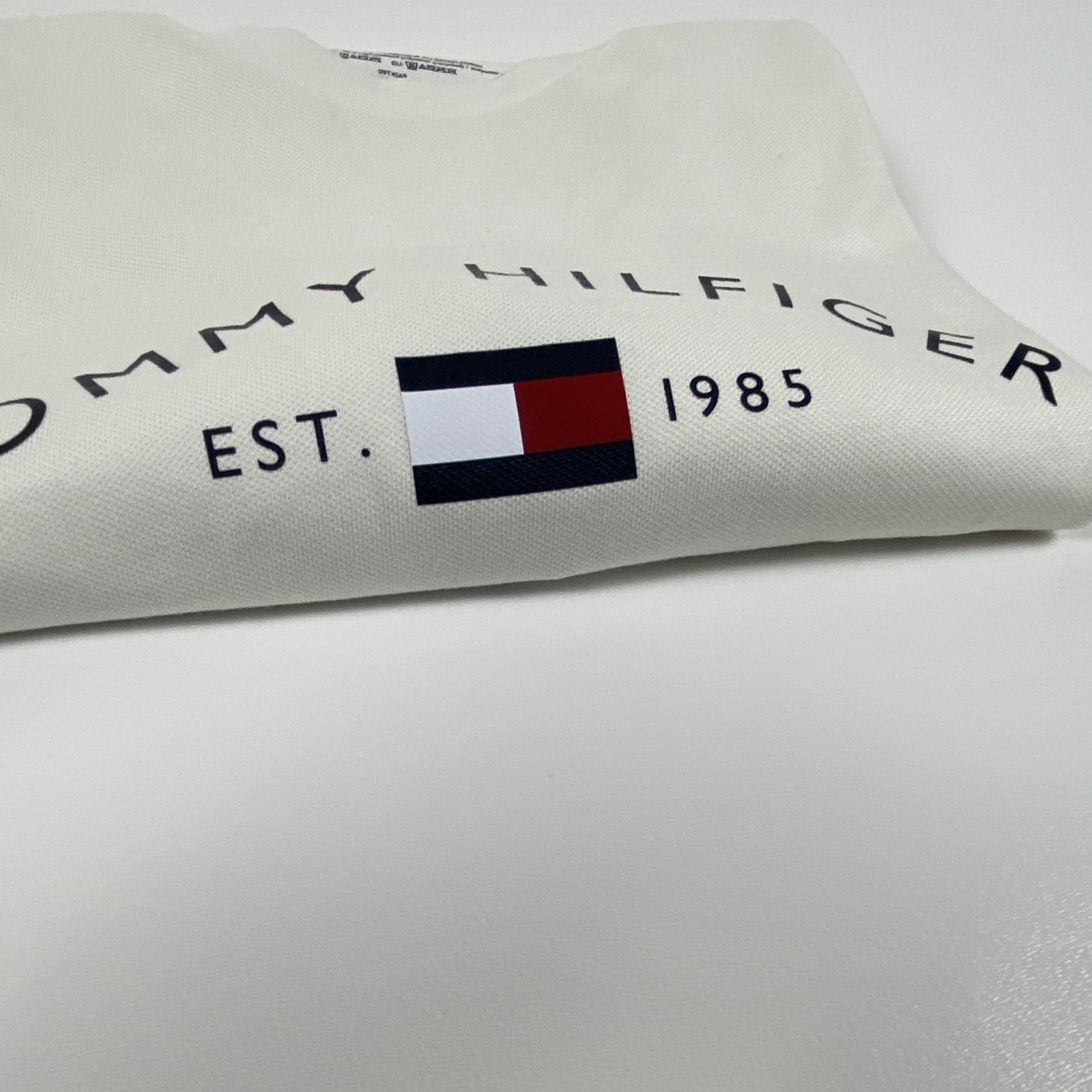 Tommy Hilfiger Men’s Crew Neck Short Sleeve Est. 1985 Flag Logo Tee M Beige