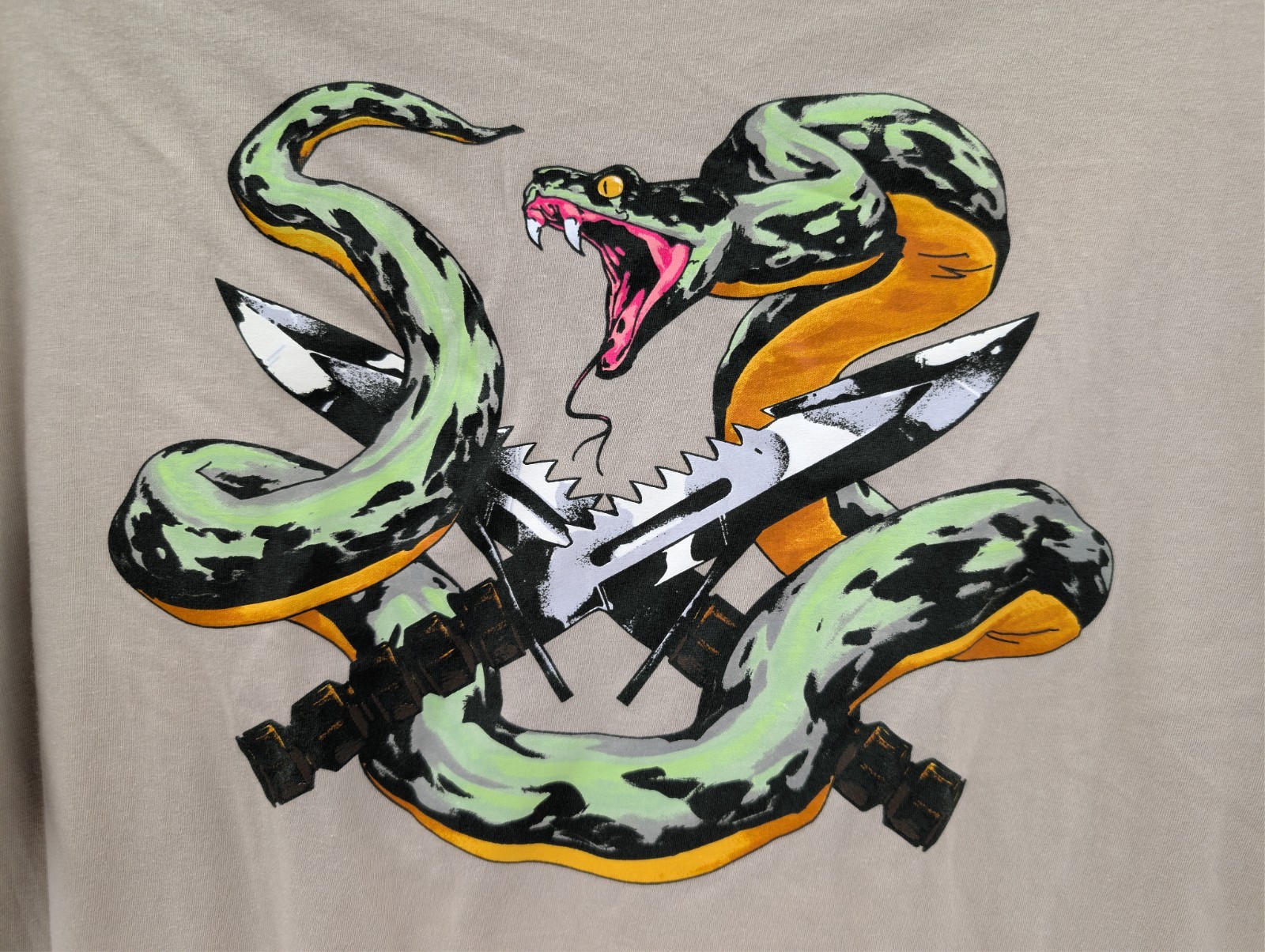 Under Armour Men’s Freedom Snake Knife Cotton Desert Sand T-Shirt Sz L New