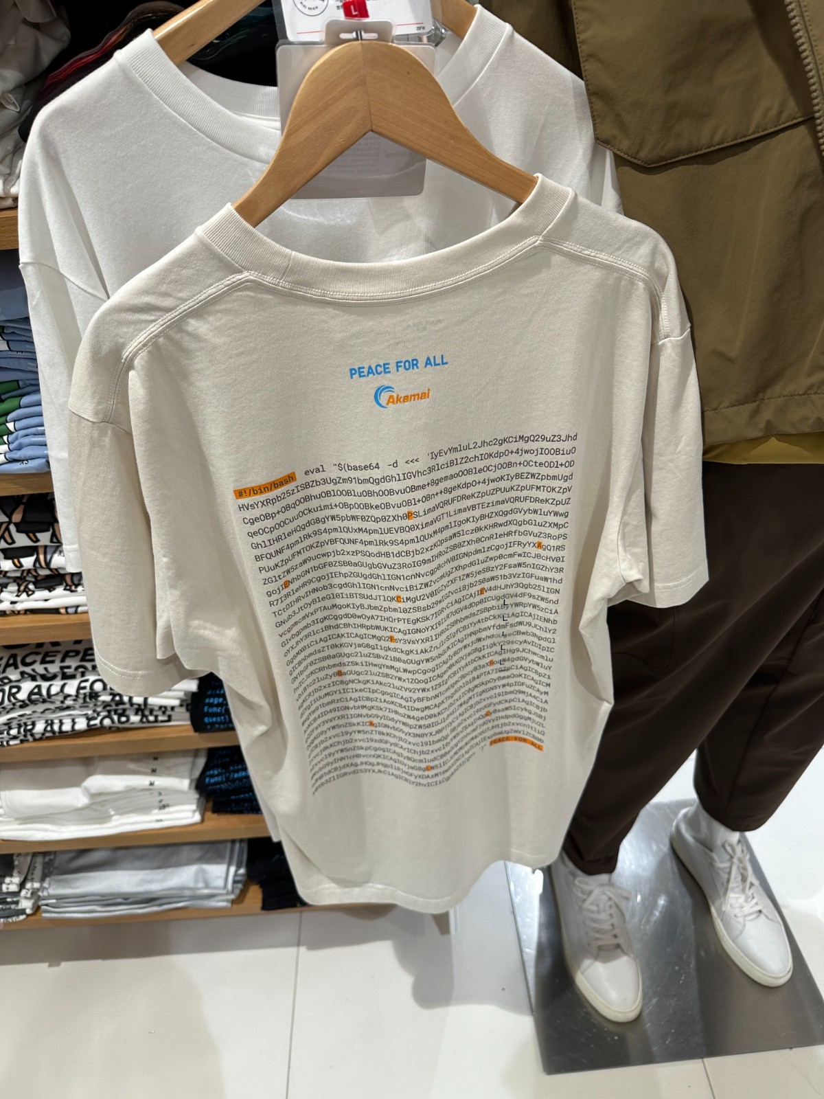 NWT UNIQLO UT PEACE FOR ALL Akamai Technologies Graphic Short Sleeve T-shirt TEE