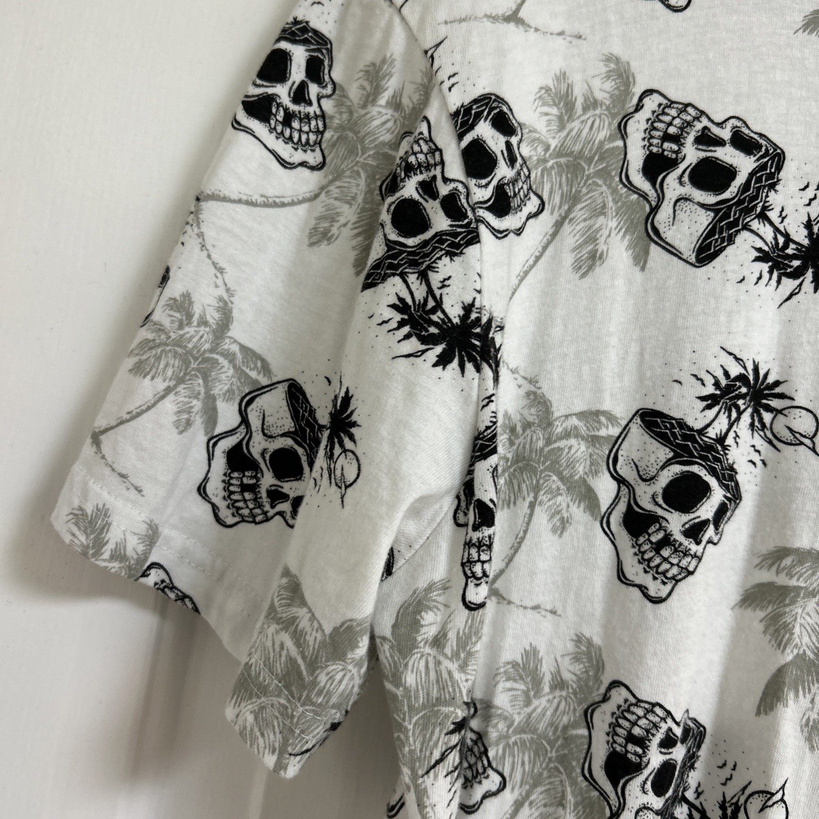 WXYZ Men’s Medium White Skull Palm Tree All Over Print AOP T-Shirt