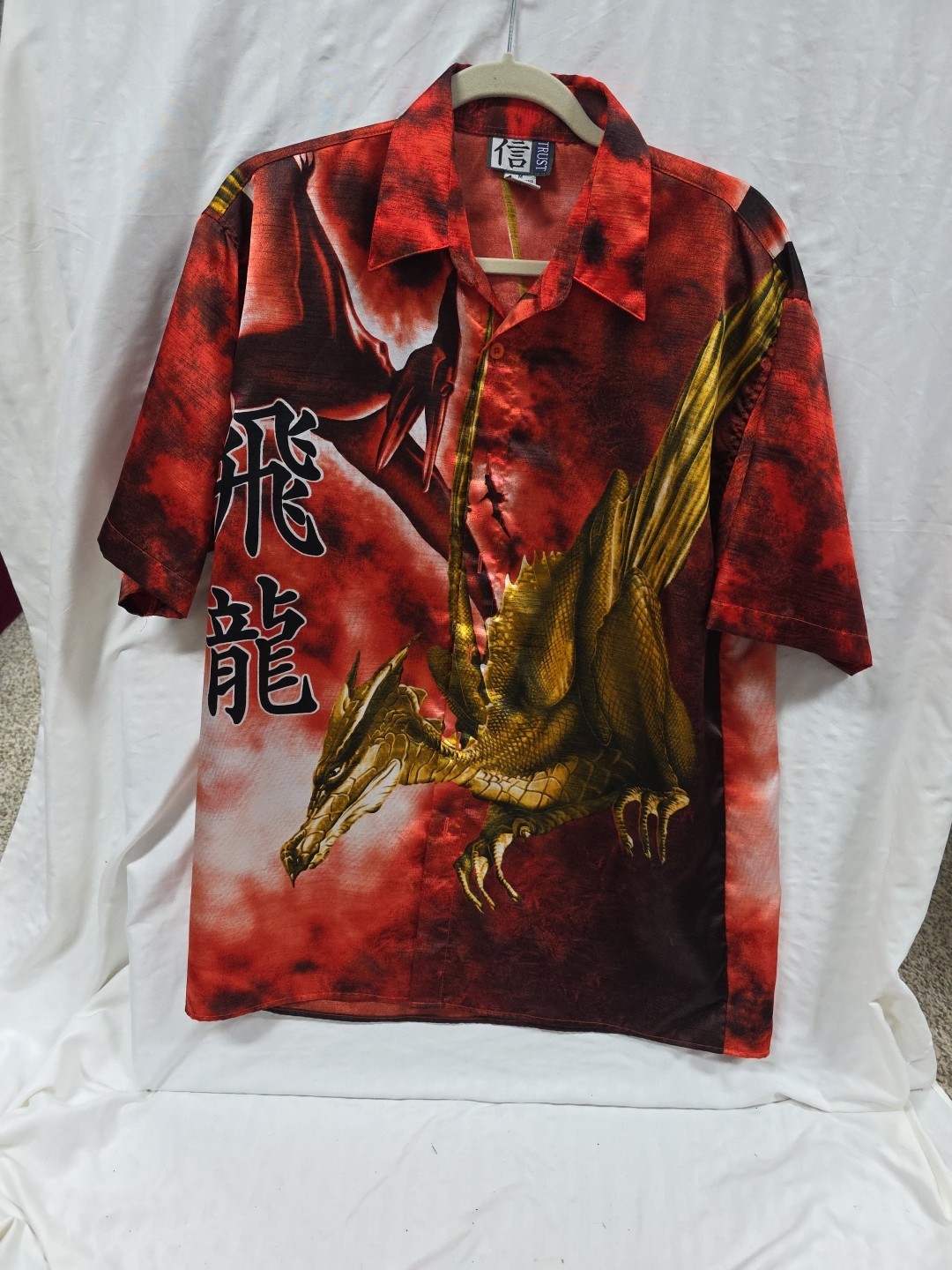 Y2K Men’s Vintage Trust ” Flying Dragon” Button Up Shirt Med.