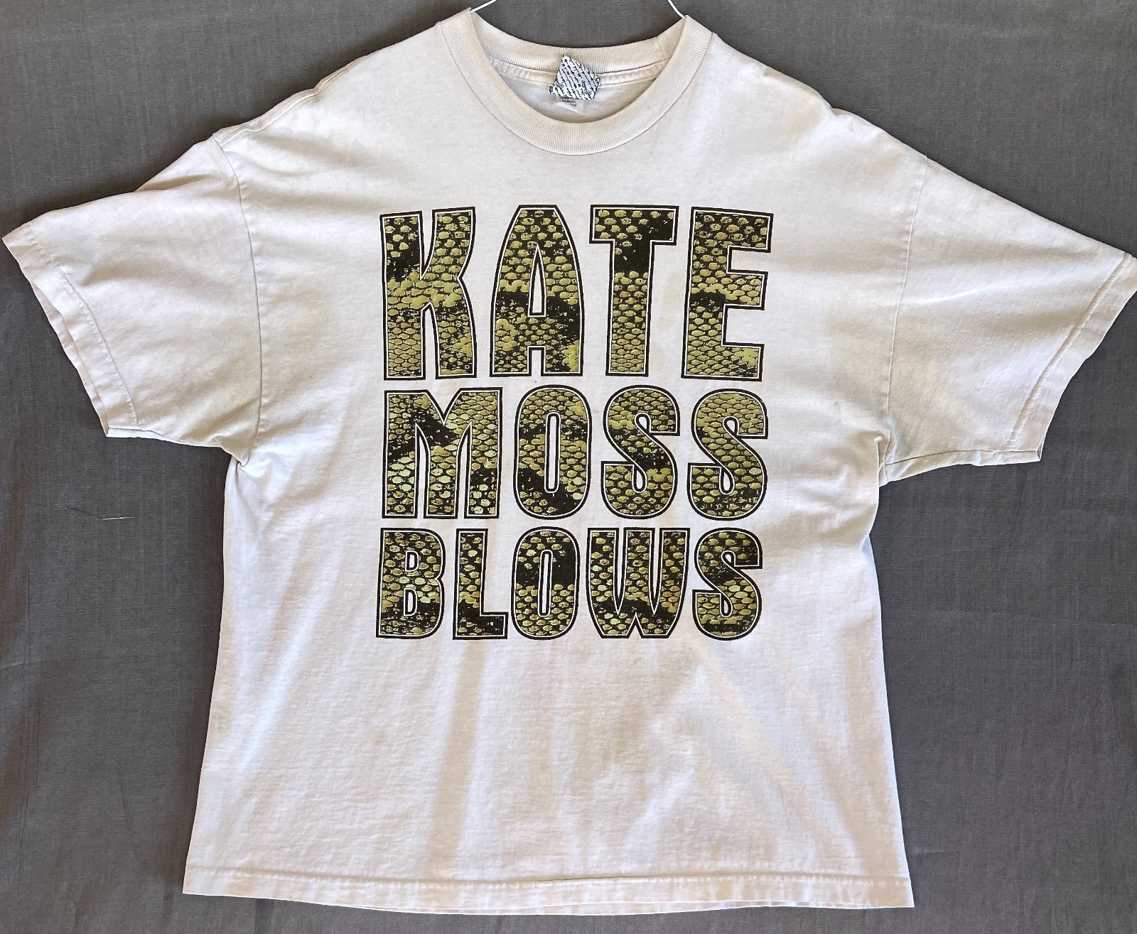 Kate Moss Blows Rogue Status T Shirt Mens XL Vintage Y2K T Shirt. RARE.