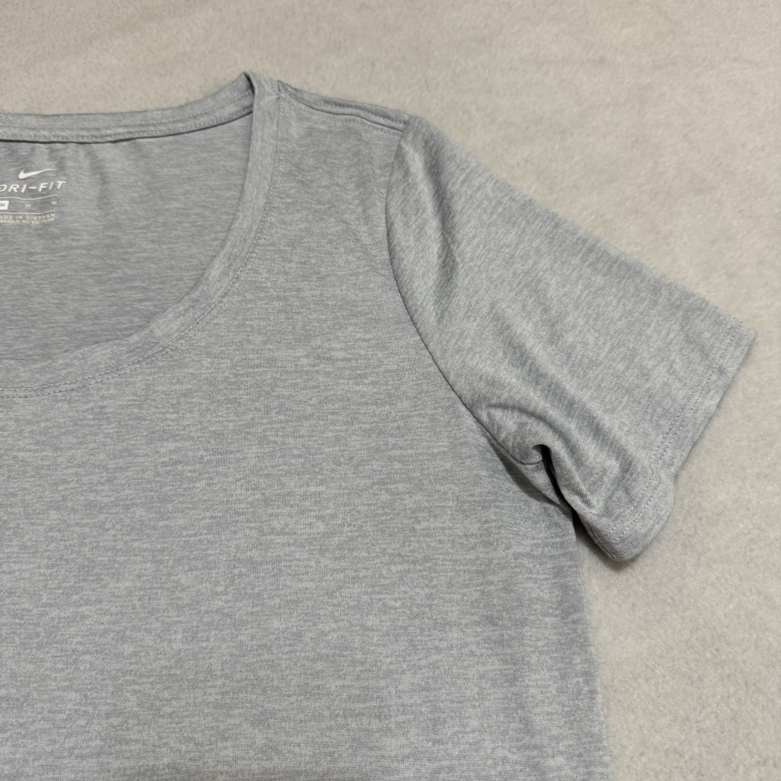 Nike Dri-FIT Women’s Scoop Neck T-Shirt Gray MEDIUM Athletic Short Sleeve Tee
