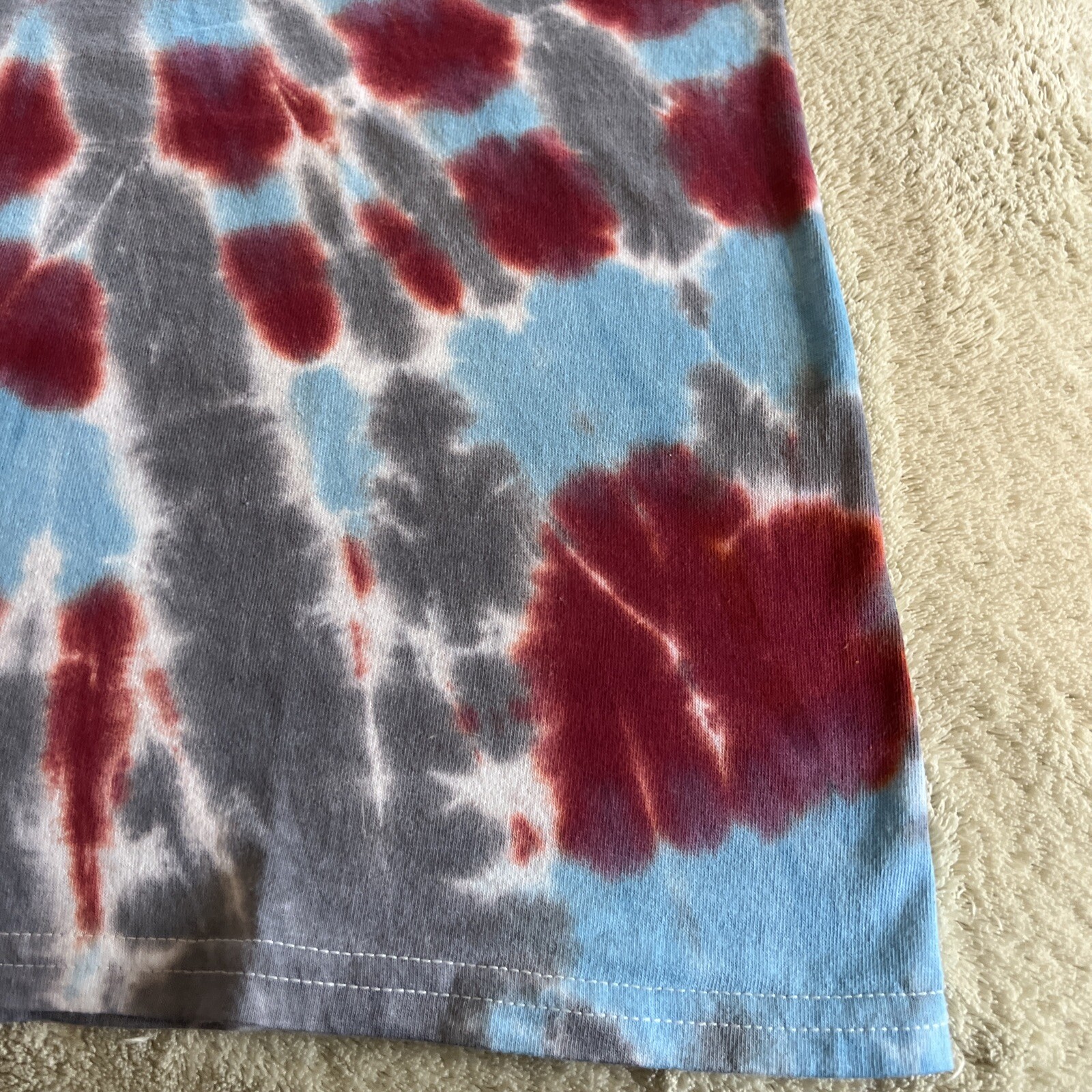 NEW Gildan Mens Red Gray Blue Spiral Tie Dye Short Sleeve Shirt MEDIUM