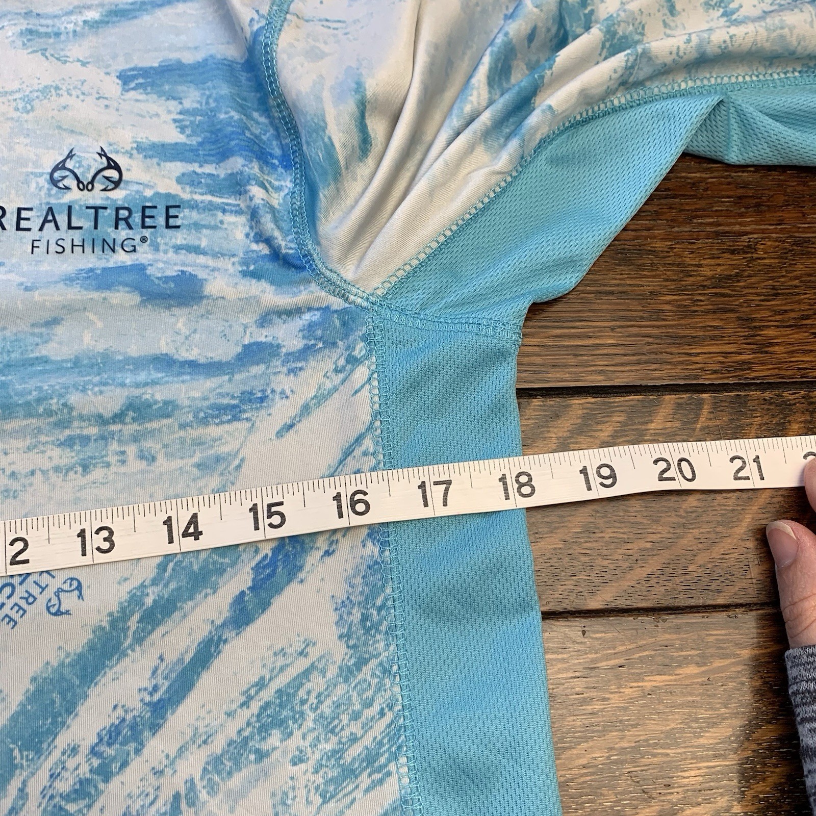Realtree Fishing T-Shirt Mens Small Long Sleeve Winter Ice Camo Stretch